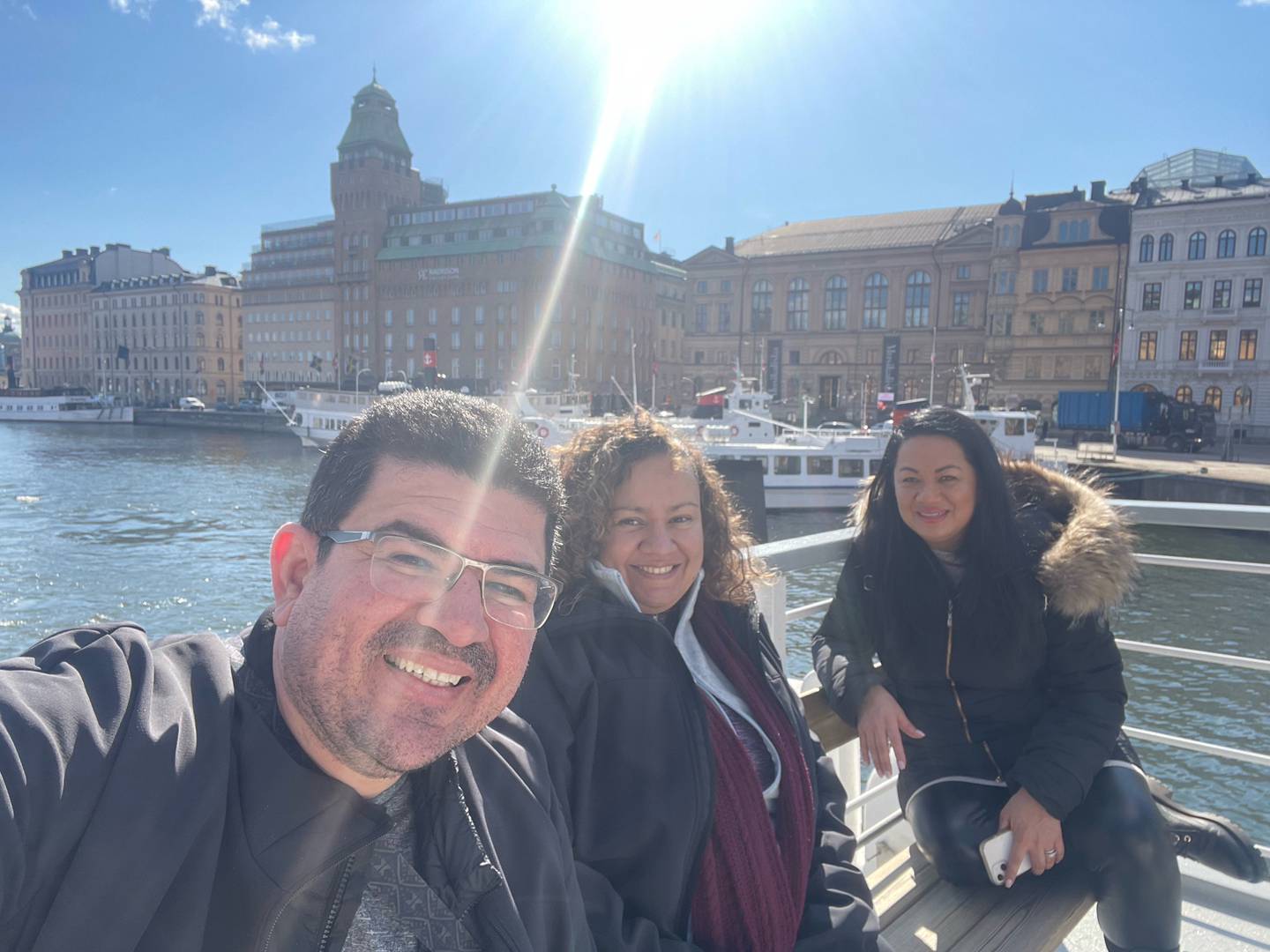 Vanessa Rodríguez (der.), tica en Estocolmo, Nancy Díaz y Jairo Villegas S. en el paseo en ferry por la capital de Suecia.