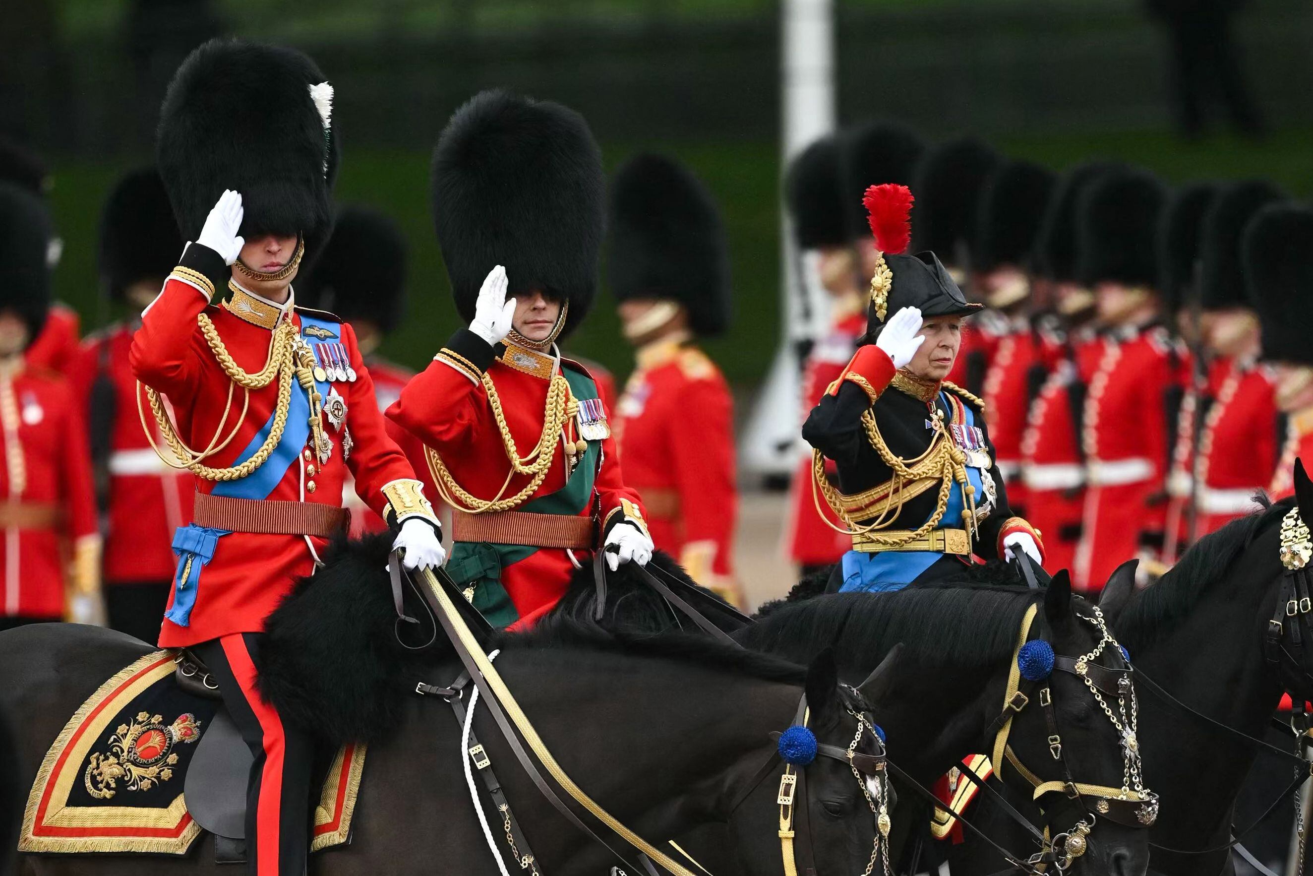 Los príncipes William de Gales, Eduardo de Edimburgo y Ana hicieron el desfile a caballo.
