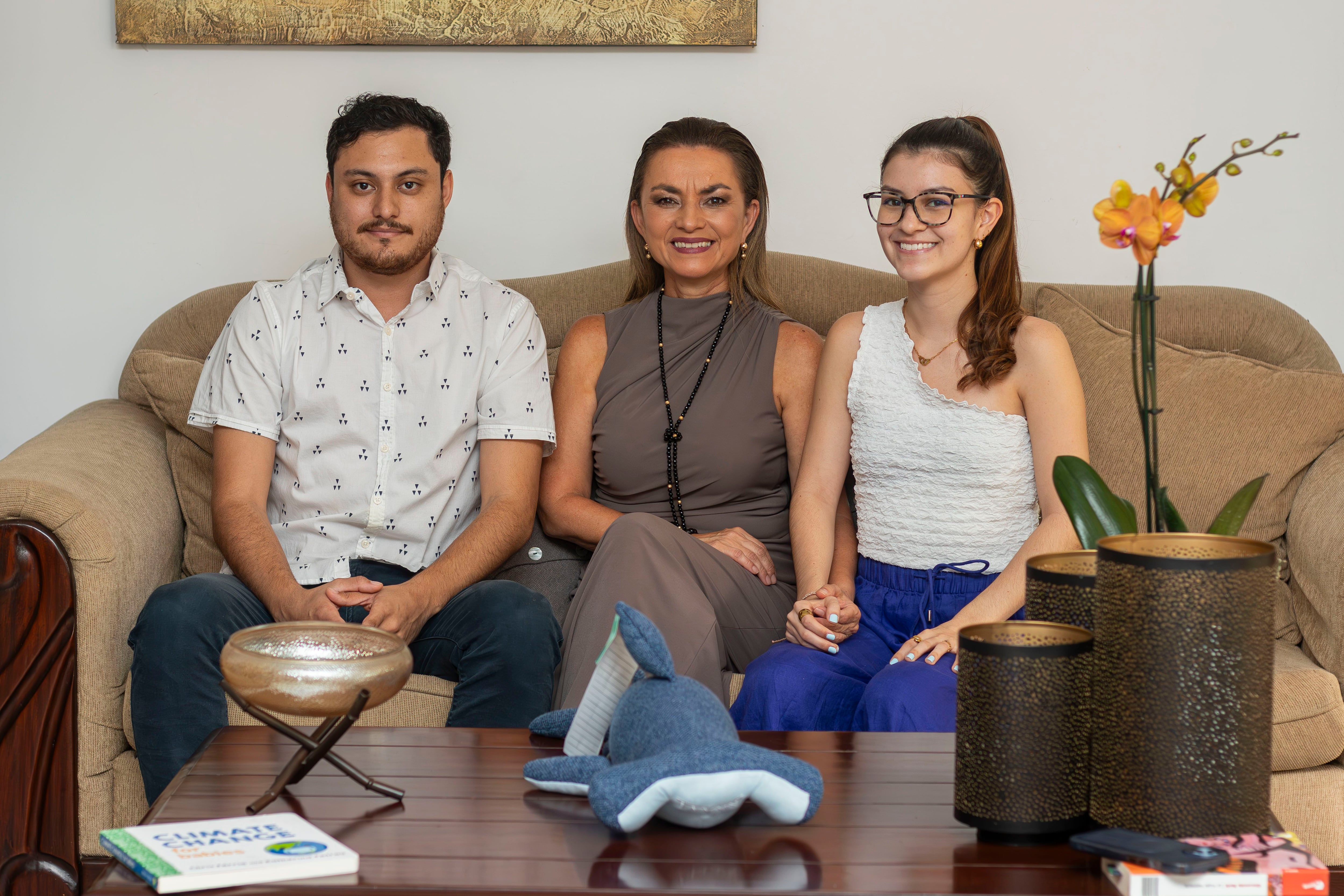La diputada Kattia Cambronero disfruta compartir tiempo con sus hijos, Alonso de 28 y Ana Lucía de 22. En la sala de su casa destaca una orquídea, libros y un pequeño tiburón que tiene un significado muy especial para ella. 