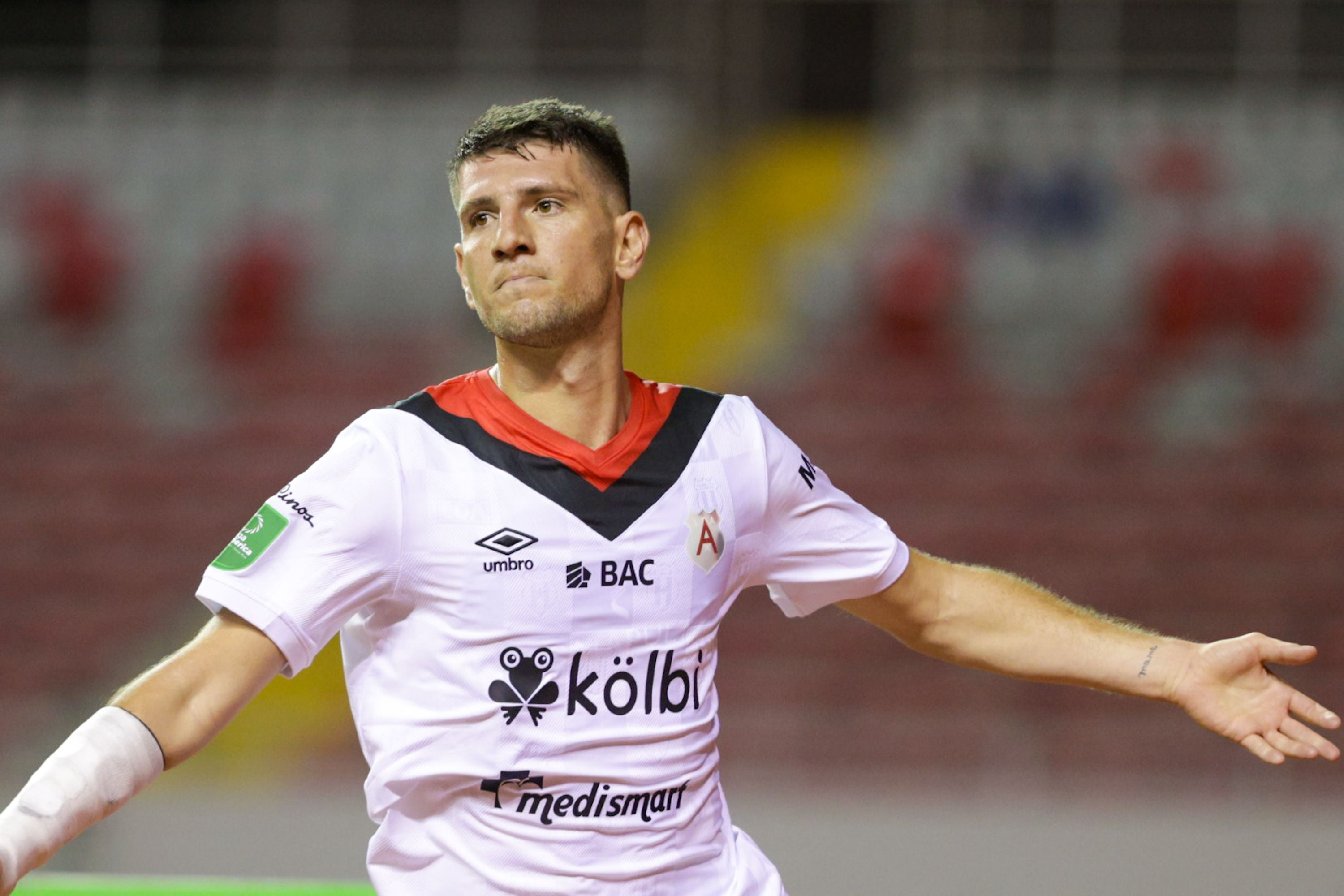 Alberto Toril se estrenó con Liga Deportiva Alajuelense con un doblete en la Recopa.