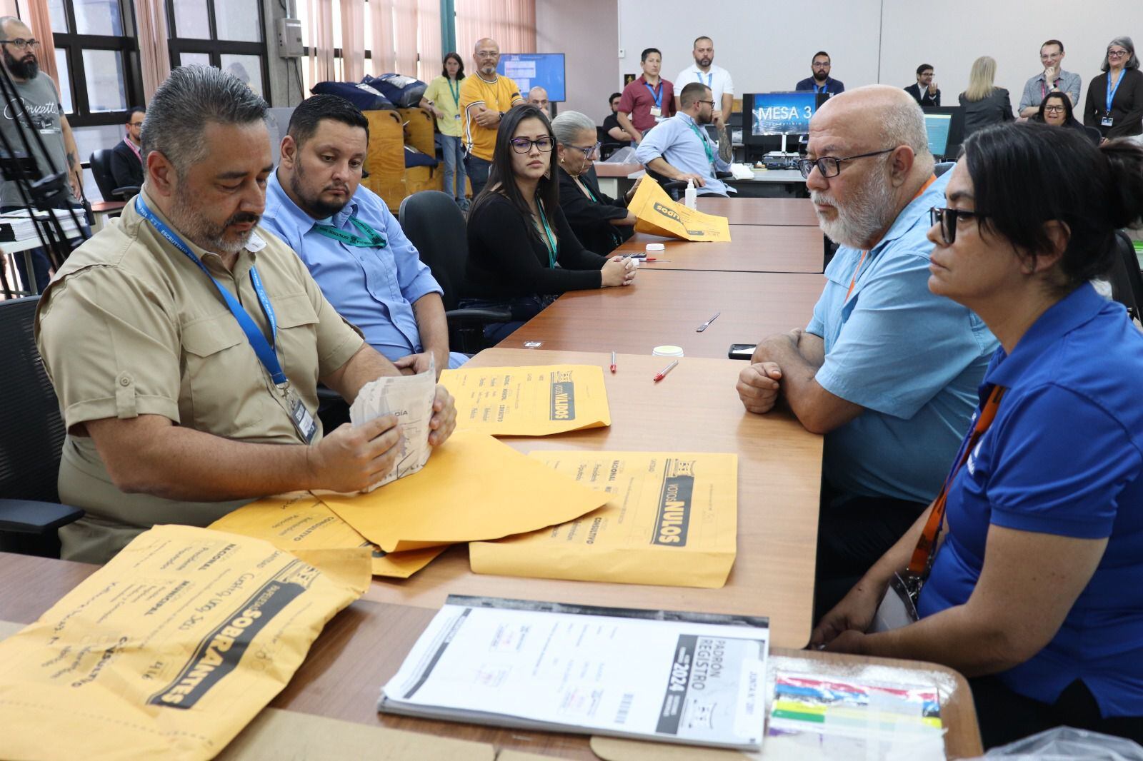 El TSE realizó el recuento manual de votos para la elección de alcalde en la junta receptora de votos número 2.801, de Orotina, tras detectar una inconsistencia. Foto: Cortesía