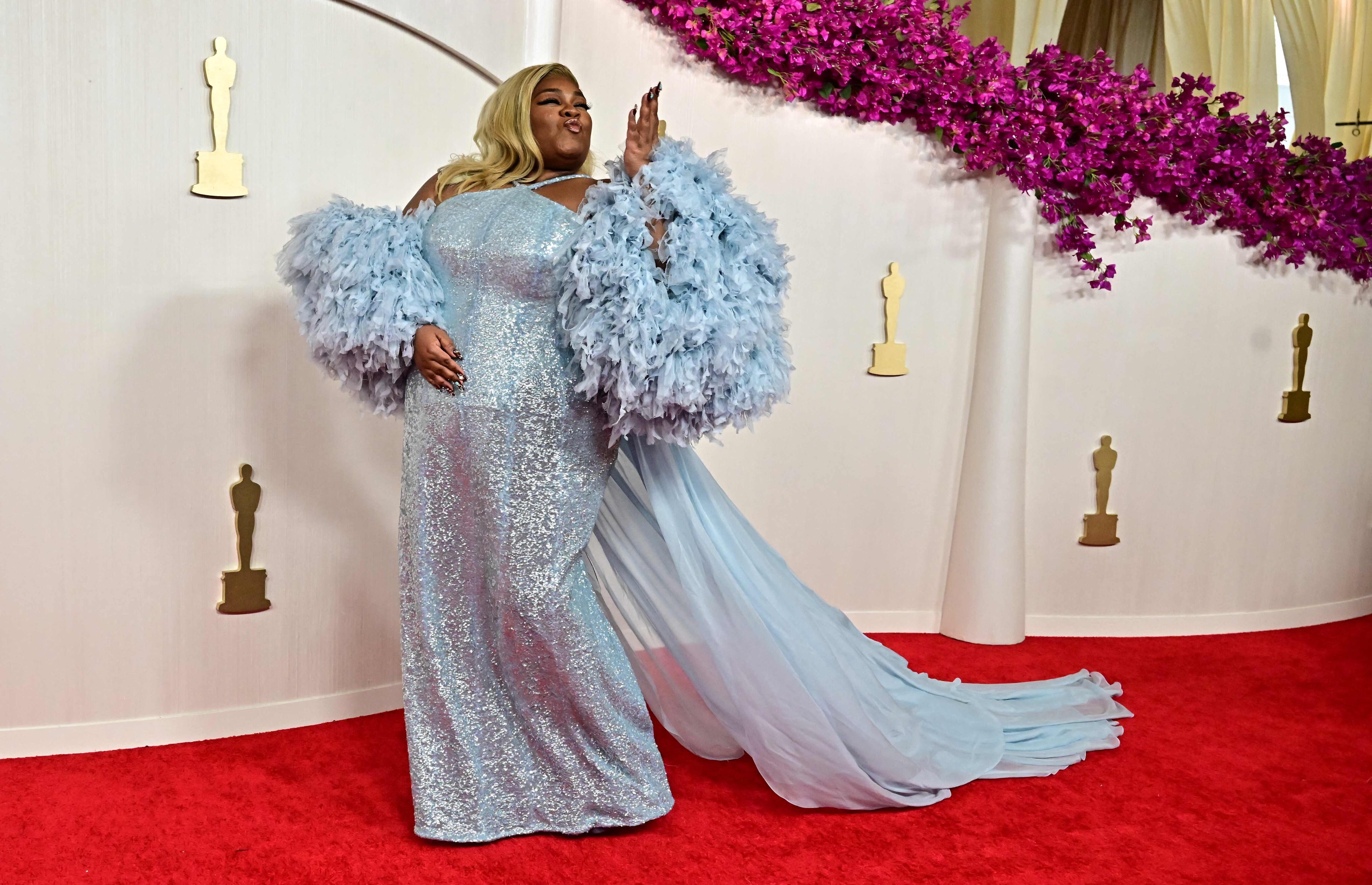 La ganadora del primer Óscar de la noche, la actriz Da'Vine Joy Randolph, asistió a la ceremonia con un vestido celeste de cola, que se completó con unas abultadas mangas,
