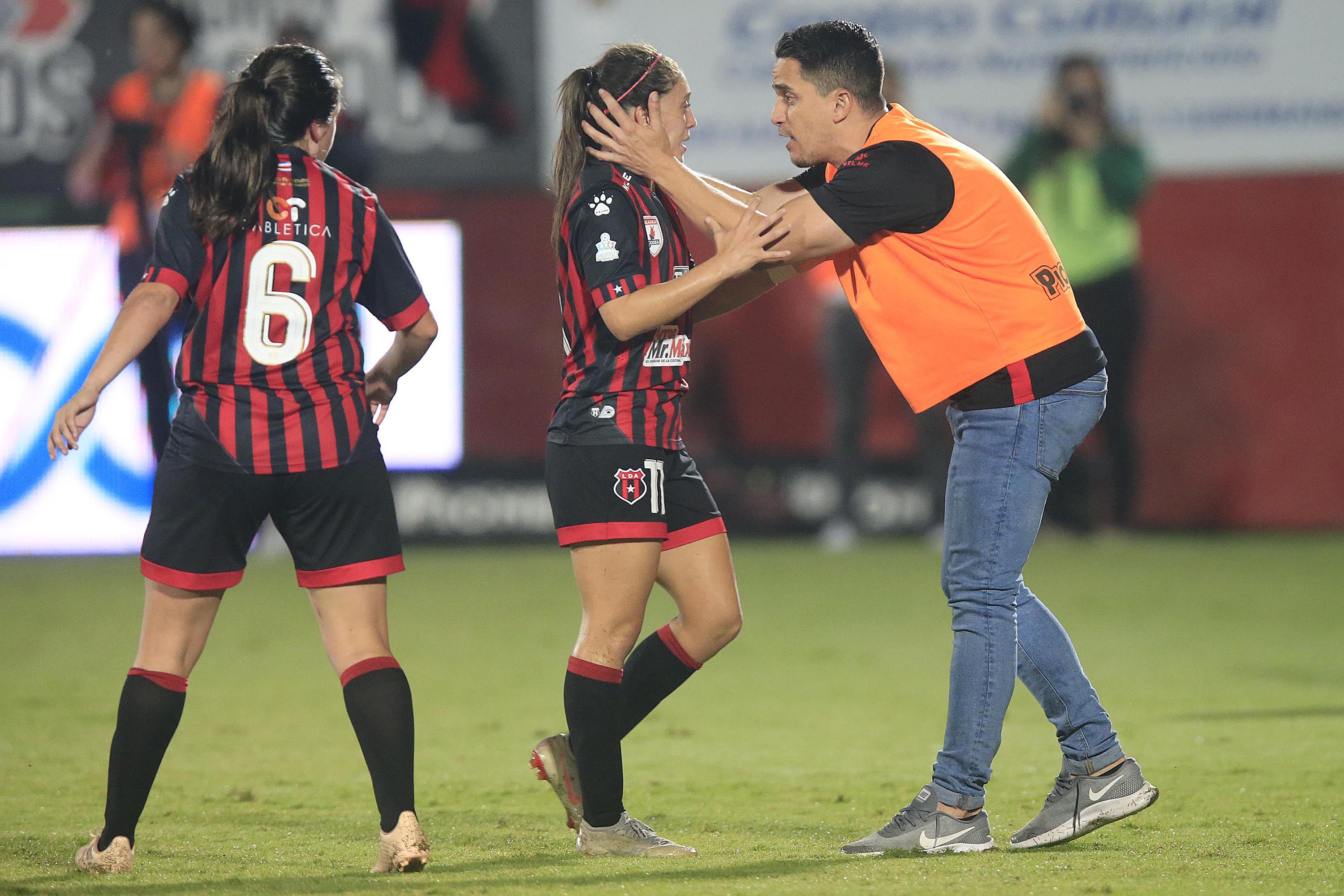 Priscila Chinchilla festejó el gol con el entrenador de las leonas en ese momento, Édgar Rodríguez. 