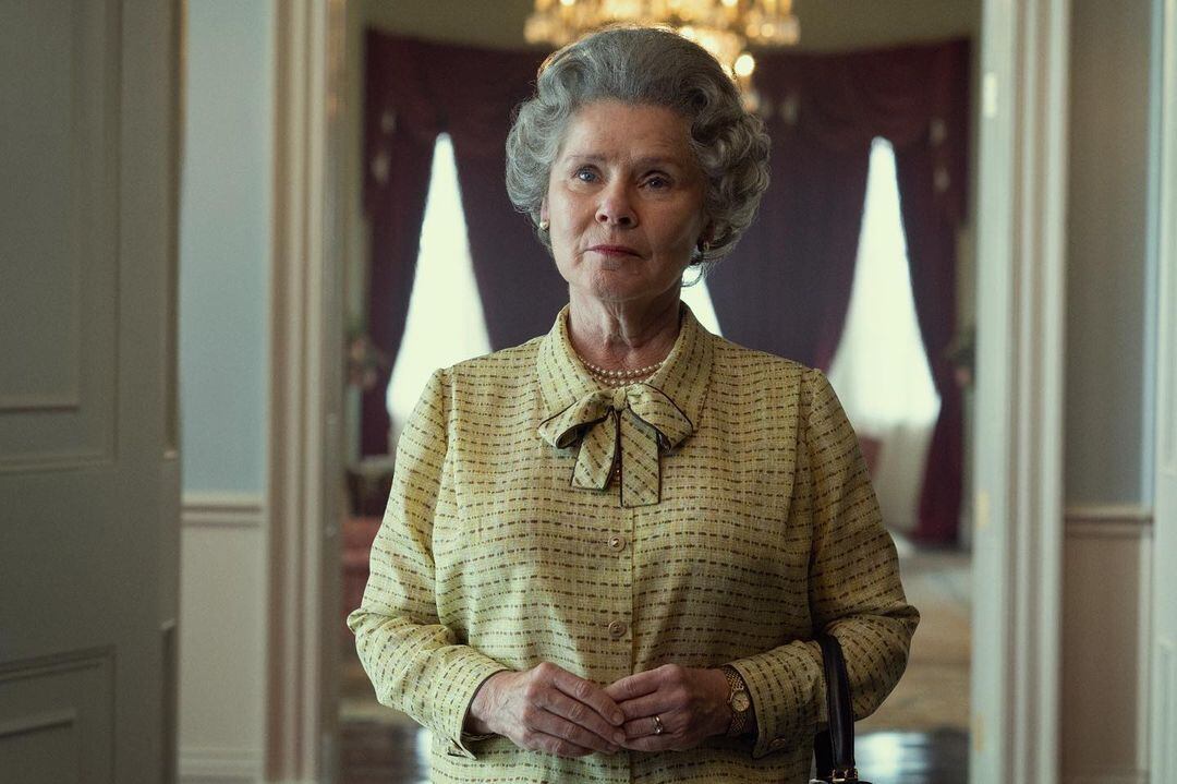 La actriz británica Imelda Staunton que interpreta a la reina Isabel II asegura que esta última temporada siente una gran responsabilidad.