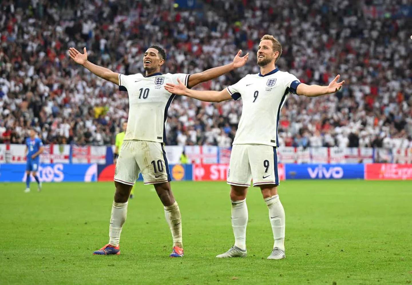 Jude Bellingham (izquierda) y Harry Kane festejaron mirando a todos los fanáticos de Inglaterra que enloquecieron con el gol del "10" ante Eslovaquia. Los ingleses siguen en la Eurocopa de Alemania 2024.