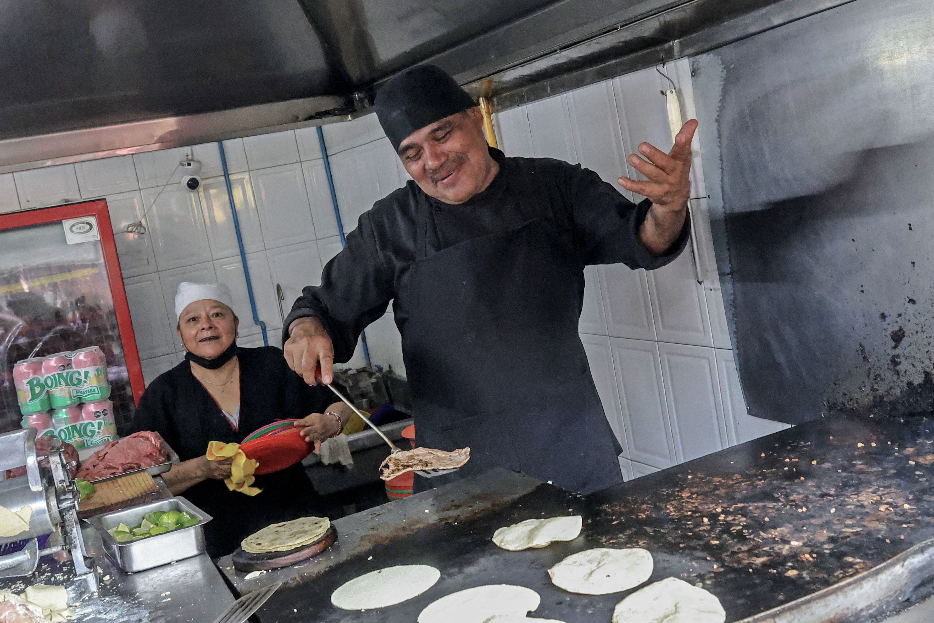 El chef Arturo Rivera Martínez, quien lleva al menos dos décadas trabajando en El Califa de León, recibió el pasado miércoles 15 de mayo la famosa estrella Michelin mientras servía sus populares tacos.