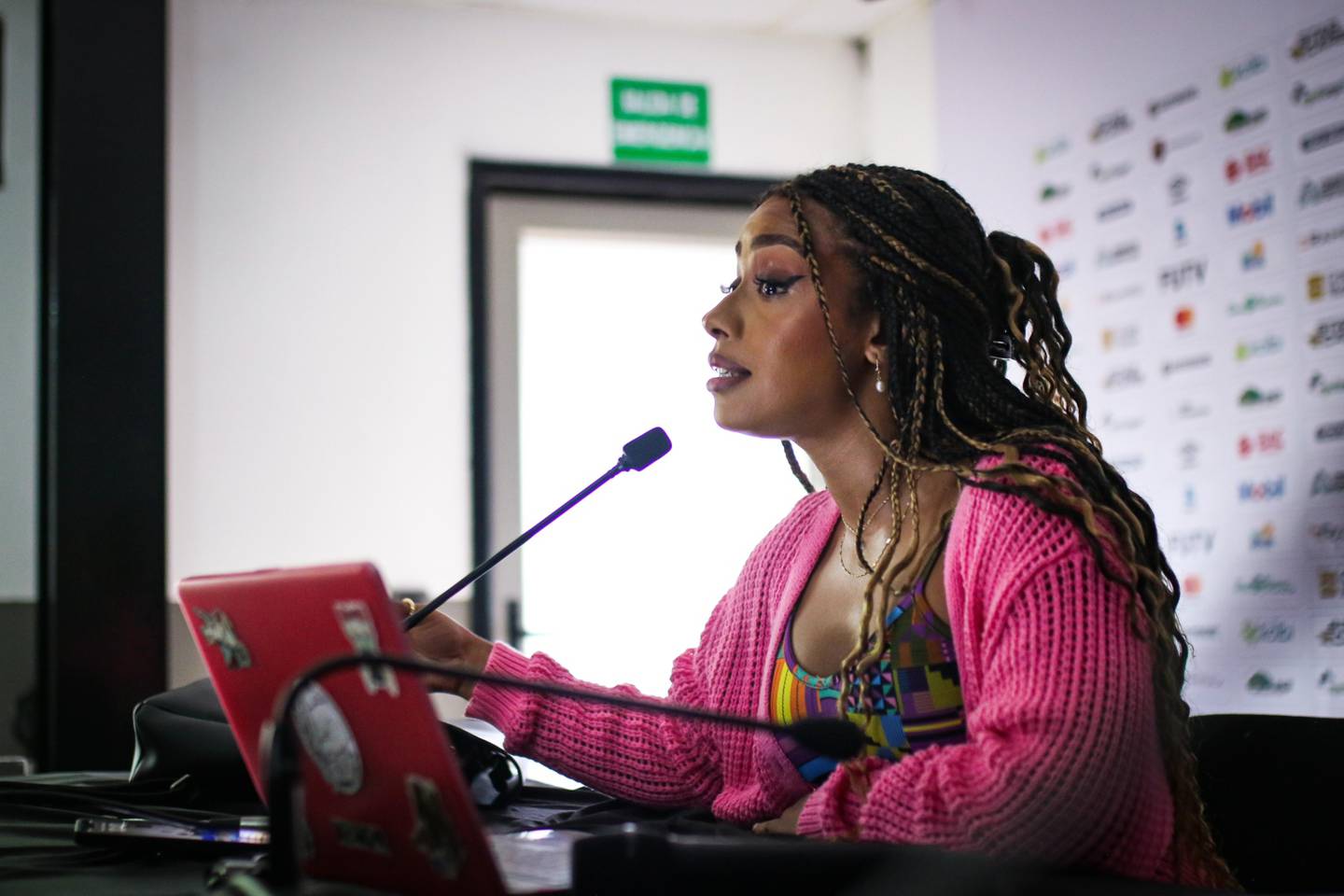 Tanisha Swaby Campbell acudió al Estadio Alejandro Morera Soto para capacitar al personal de Alajuelense en su lucha contra el racismo y la discriminación.