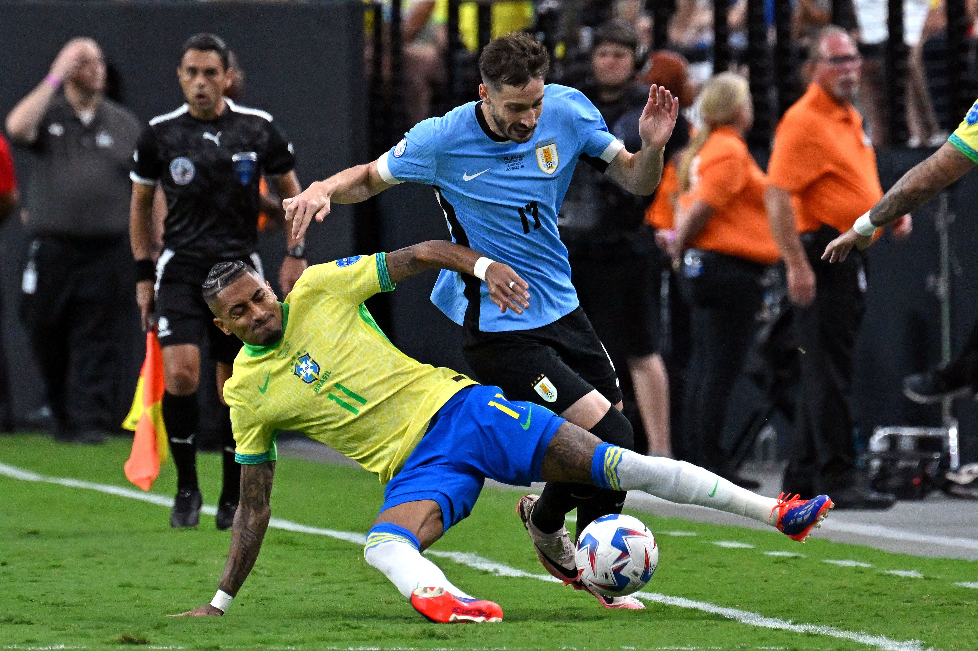 Raphinha intentó hacer valer su desequilibrio, pero Matias Vina y compañeros uruguayos se defendieron como Uruguay sabe hacerlo.
(Photo by Robyn Beck / AFP)