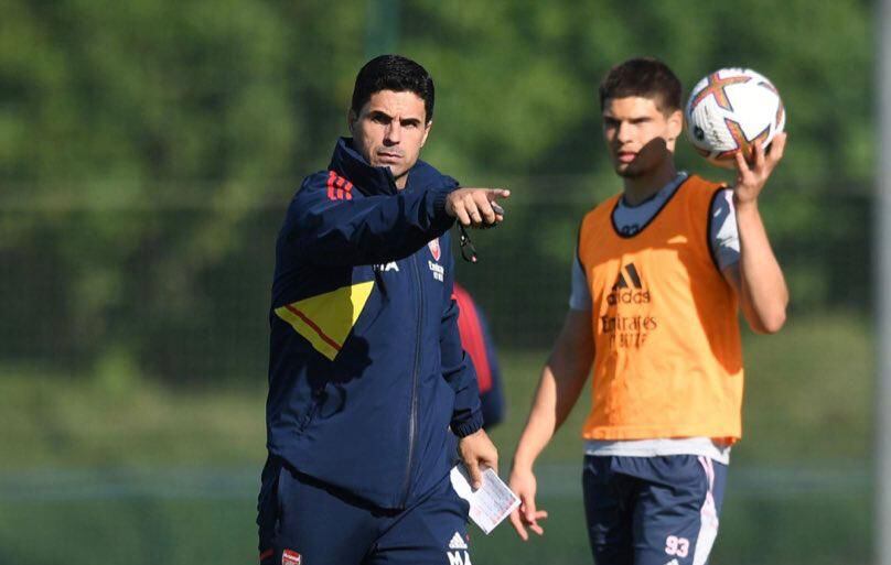 Elian Quesada junto a Mikel Arteta, técnico del primer equipo del Arsenal. 