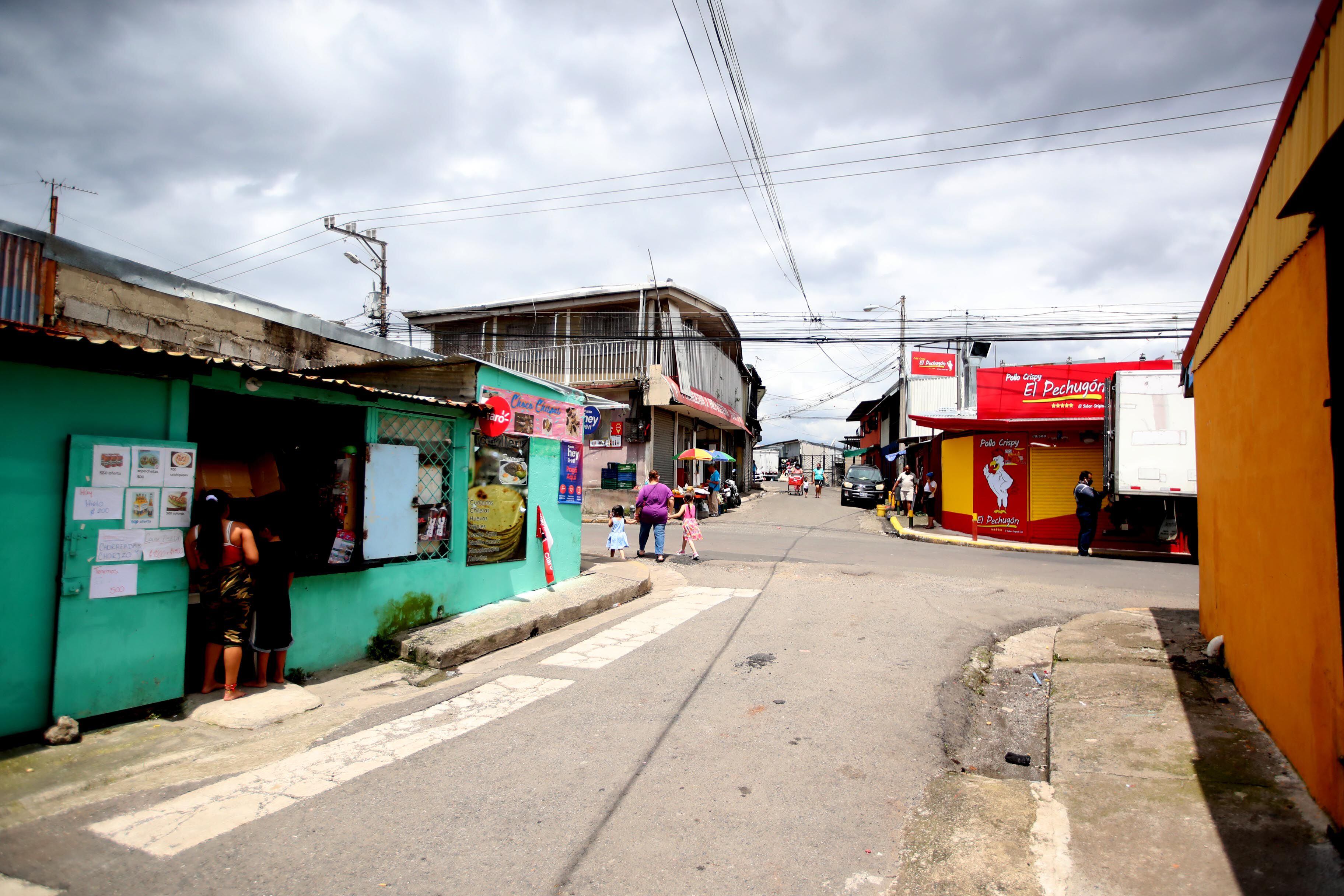 La alta densidad poblacional en caseríos como La Carpio, en La Uruca, justifican la fumigación para eliminar los criaderos del zancudo que transmite el dengue.