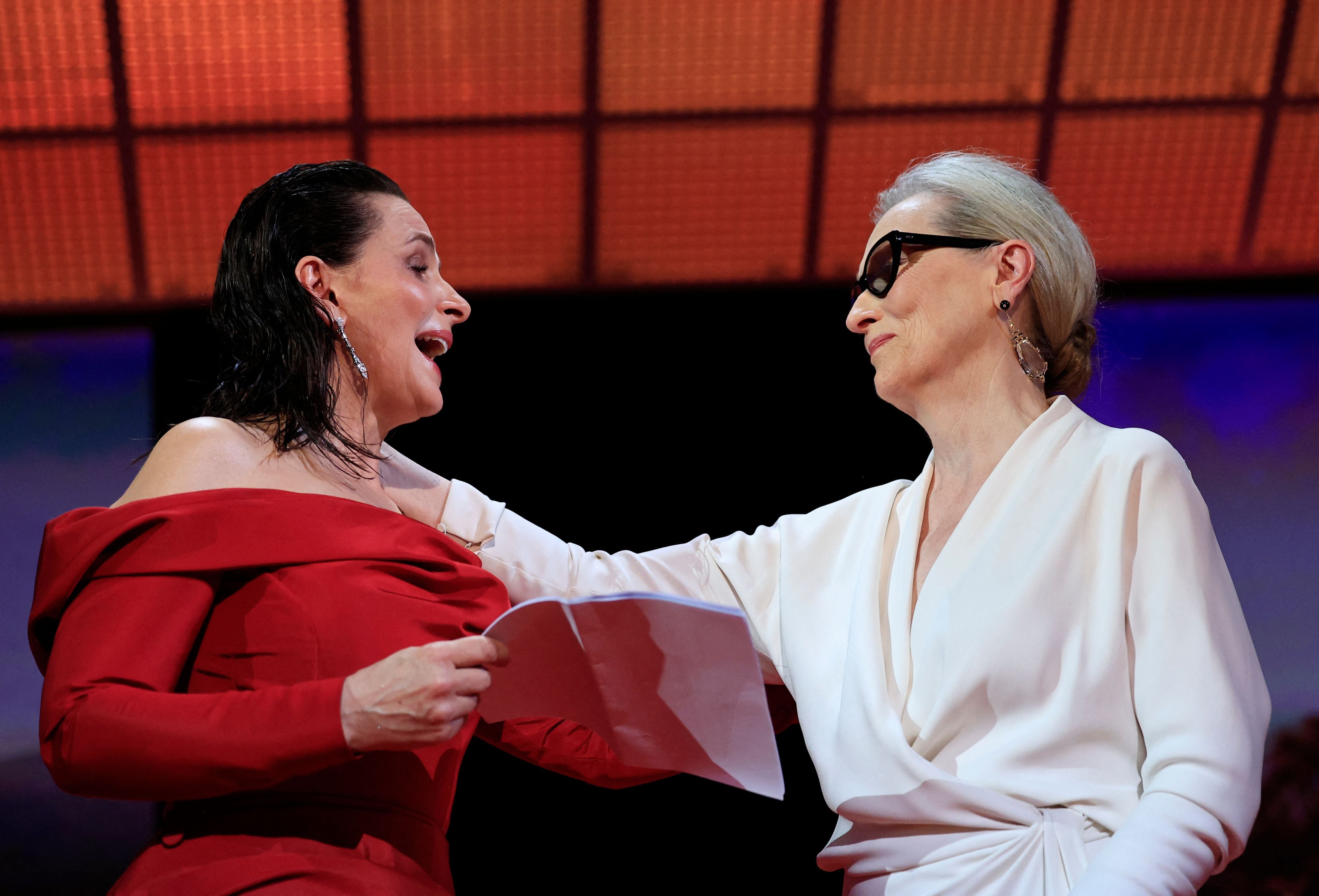 Juliette Binoche no ocultó su admiración por Meryl Streep al entregarle la Palma de Oro honorífica. Foto: AFP