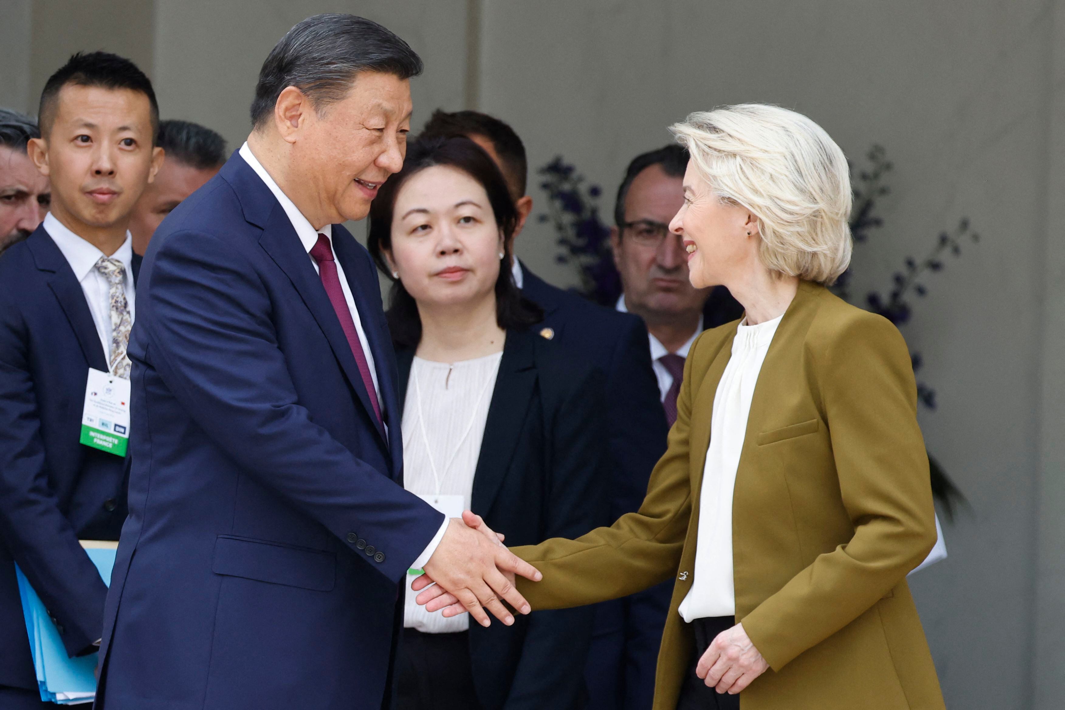 El presidente chino, Xi Jinping, saluda a la presidenta de la Comisión Europea, Ursula von der Leyen, después de celebrar una reunión trilateral, que incluyó al presidente francés, Emmanuel Macron, como parte de la visita de estado de Xi a Francia.
