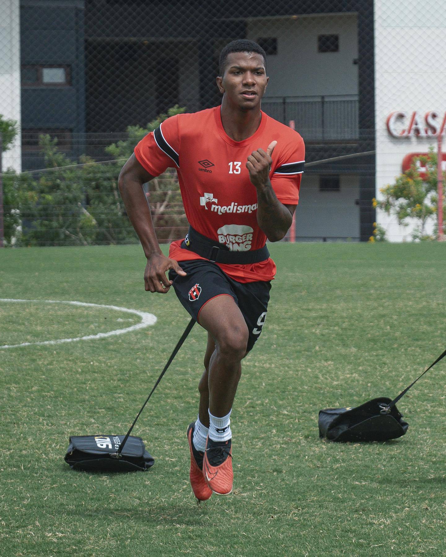 Jeyland Mitchell se transformó en el defensor de más proyección desde que Alexandre Guimaraes le dio una oportunidad en Liga Deportiva Alajuelense y él la aprovechó.