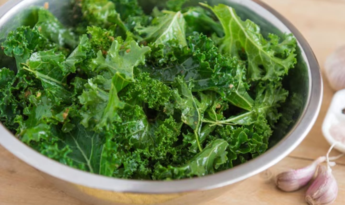 La col rizada, también conocida como kale, es una verdura rica en fibra, antioxidantes, calcio, vitaminas C y K, hierro y otros nutrientes esenciales para la salud. Foto: El Universal/GDA
