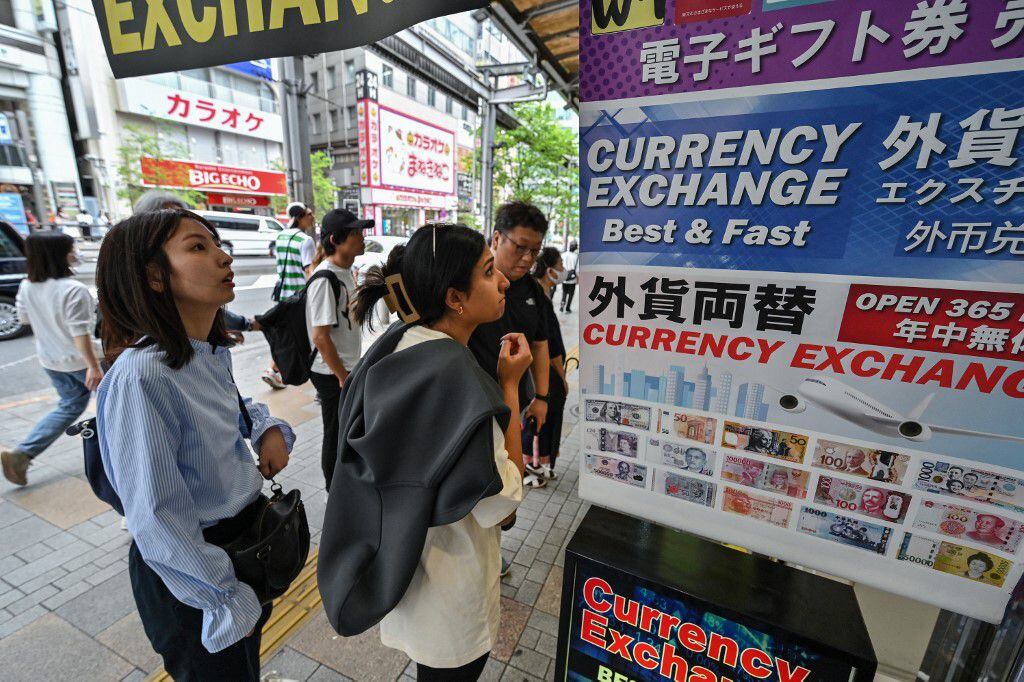 Este miércoles, el tipo de cambio llegaba a alcanzar los 160,40 yenes por cada dólar, el peor cruce desde diciembre de 1986, según datos de Nikkei. Archivo: