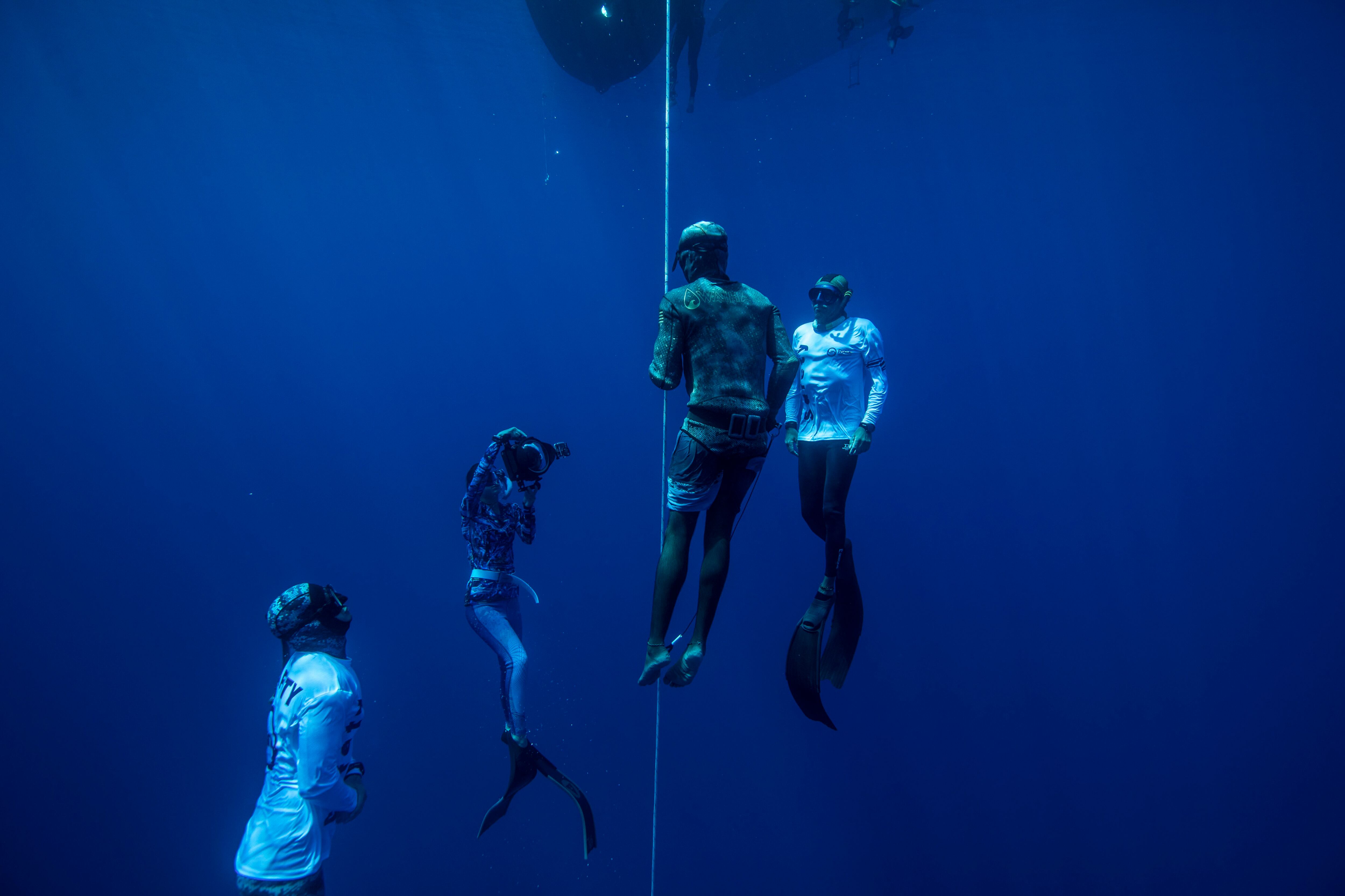 En el 'freediving', las personas siempre están acompañadas por buzos de seguridad, quienes lo ayudan en caso de emergencia. 