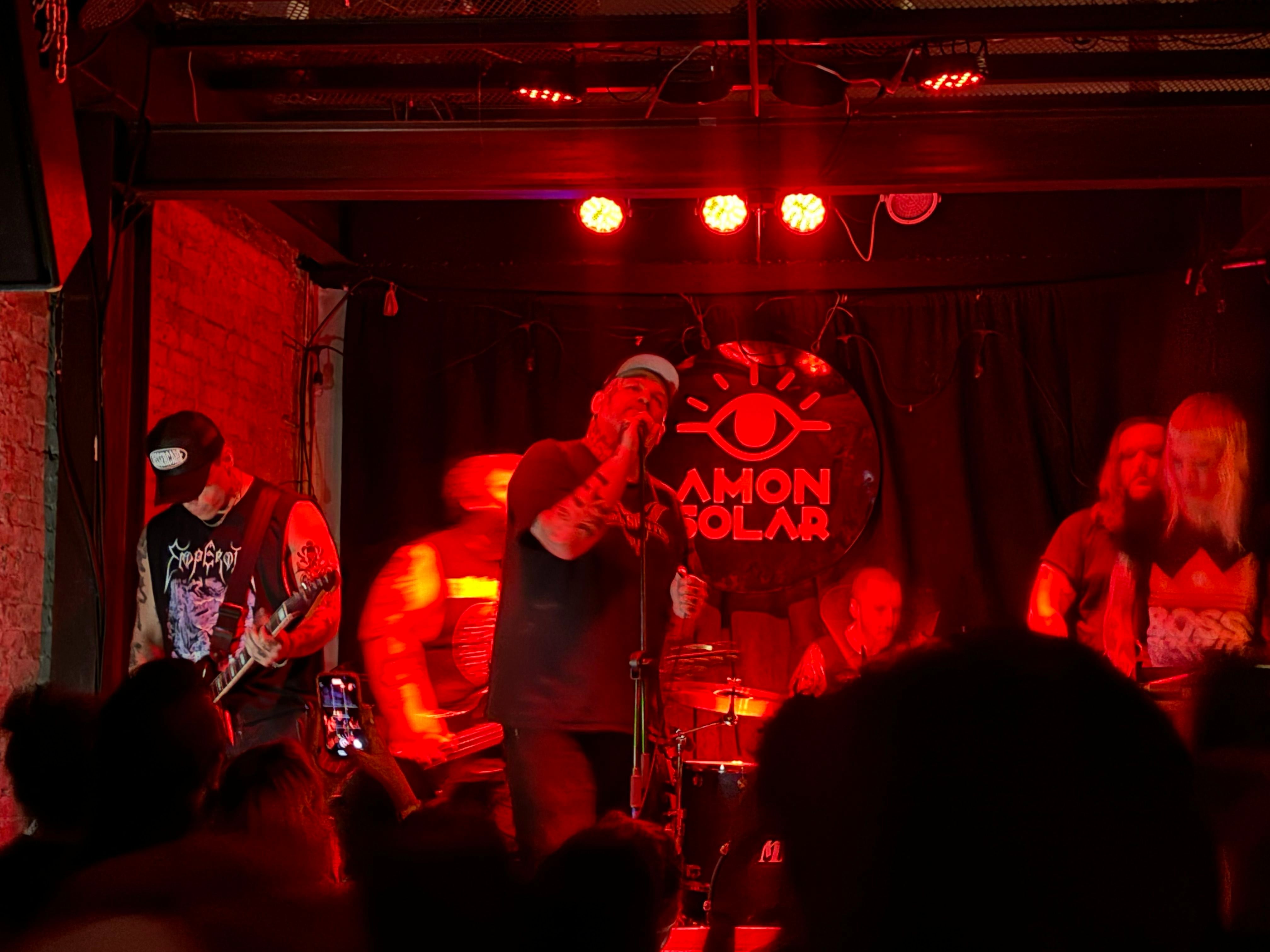 Tobias Sinclair, vocalista de Soft Kill, entrega una actuación emotiva en un concierto lleno de intensidad y autenticidad.
