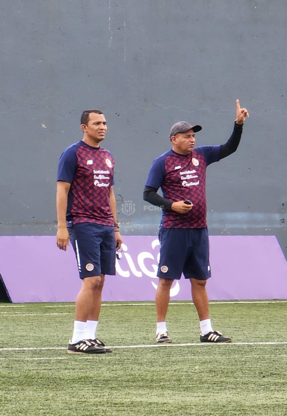 Roberto Wong (izquierda) junto al técnico Erick Rodríguez, ambos estarán al frente de la Selección Sub-17. (Foto de la Fedefútbol).