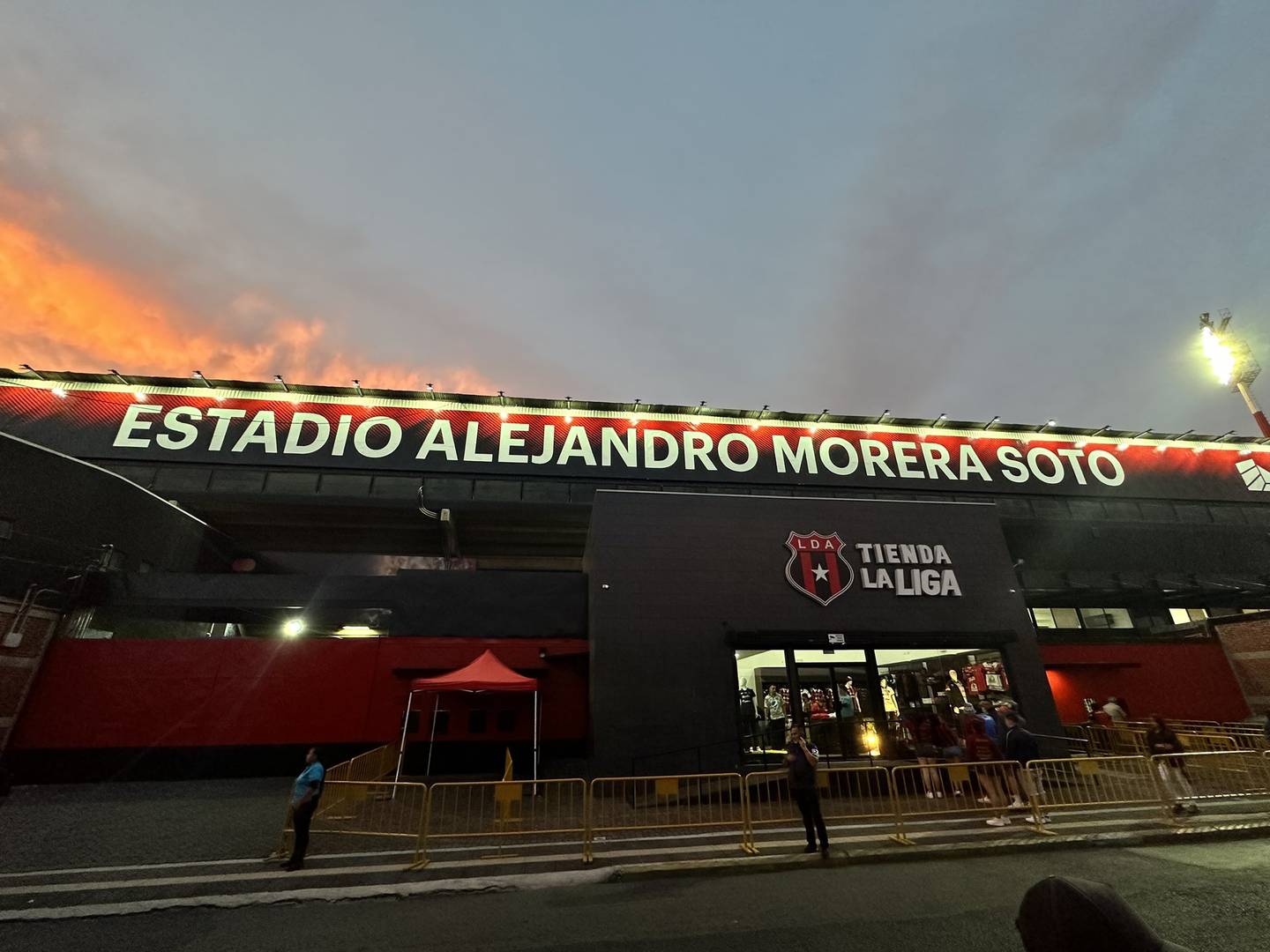 El estadio Morera Soto tiene otra cara desde este jueves. Foto: Twitter Federico Calderón