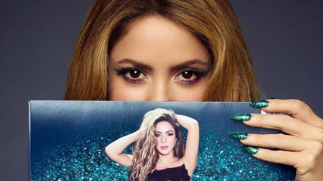 Los 'shakirólogos', seguidores apasionados de Shakira, han creado colecciones impresionantes de recortes de prensa, portadas, discos y otros recuerdos de la cantante, abarcando desde 1994 hasta 2007.
