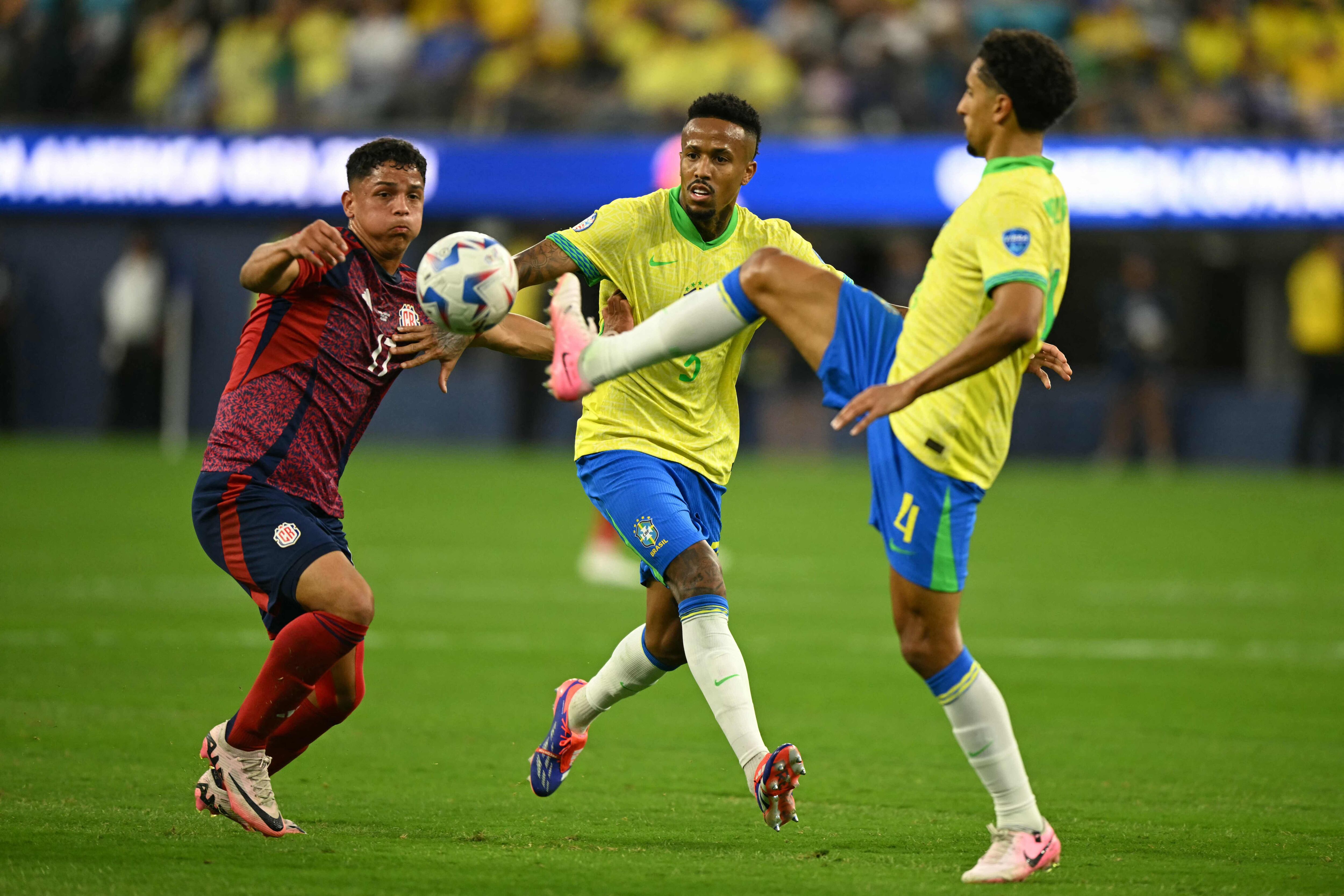 La Selección de Costa Rica dio la sorpresa en la Copa América al empatar sin goles contra Brasil. En la acción, Warren Madrigal se enfrentó a Eder Militao y a Marquinhos, defensas de Brasil.