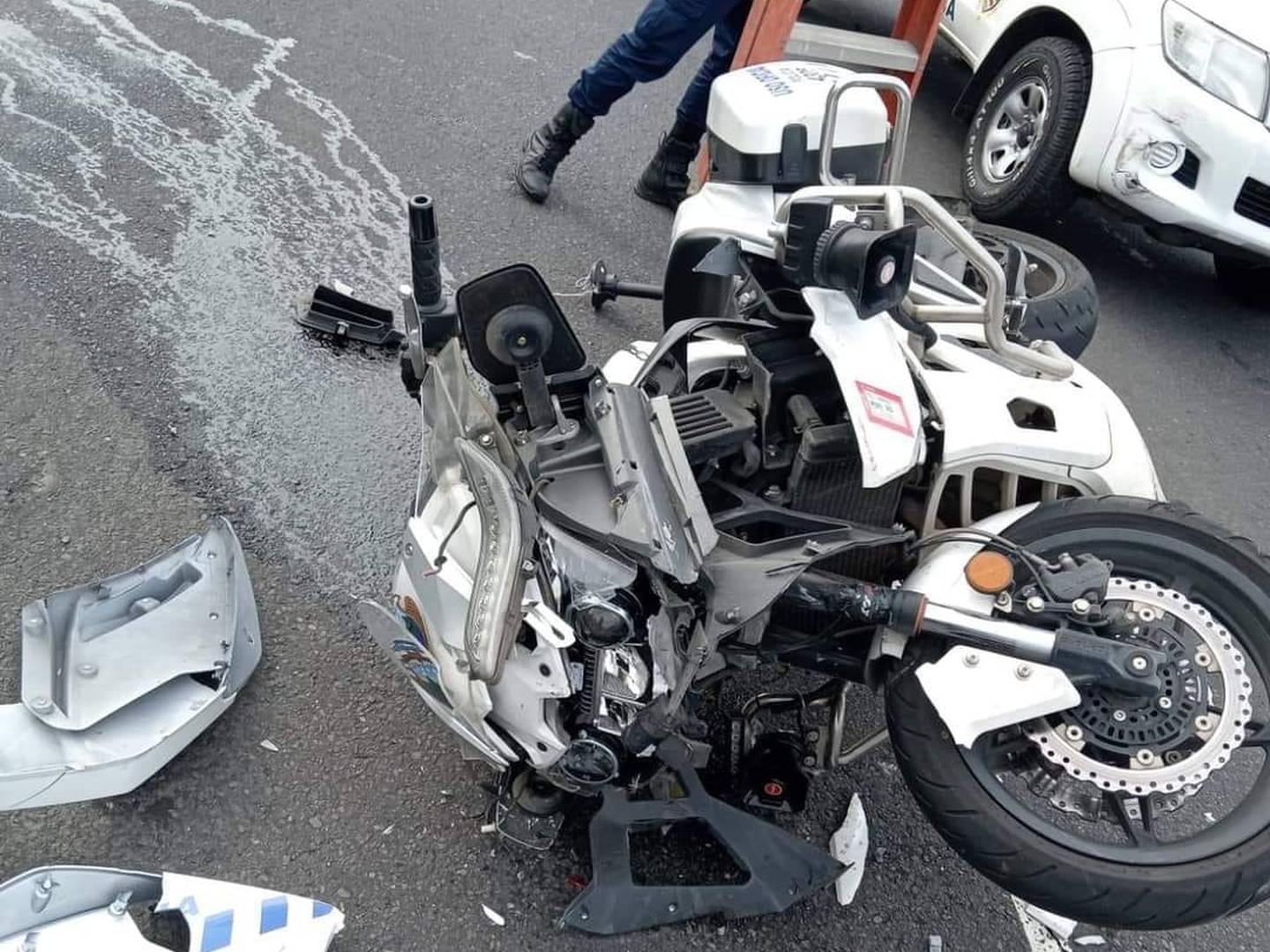 Policía muere en accidente en la autopista General Cañas.