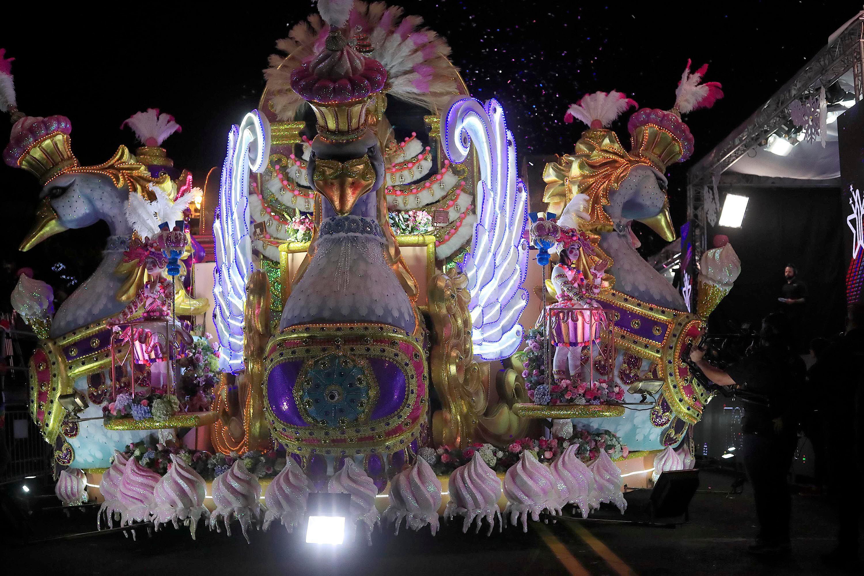La Municipalidad de San José, que no participa en la competición, tuvo una de las carrozas más hermosas. Se presentó con música de 'El Cascanueces'. 


