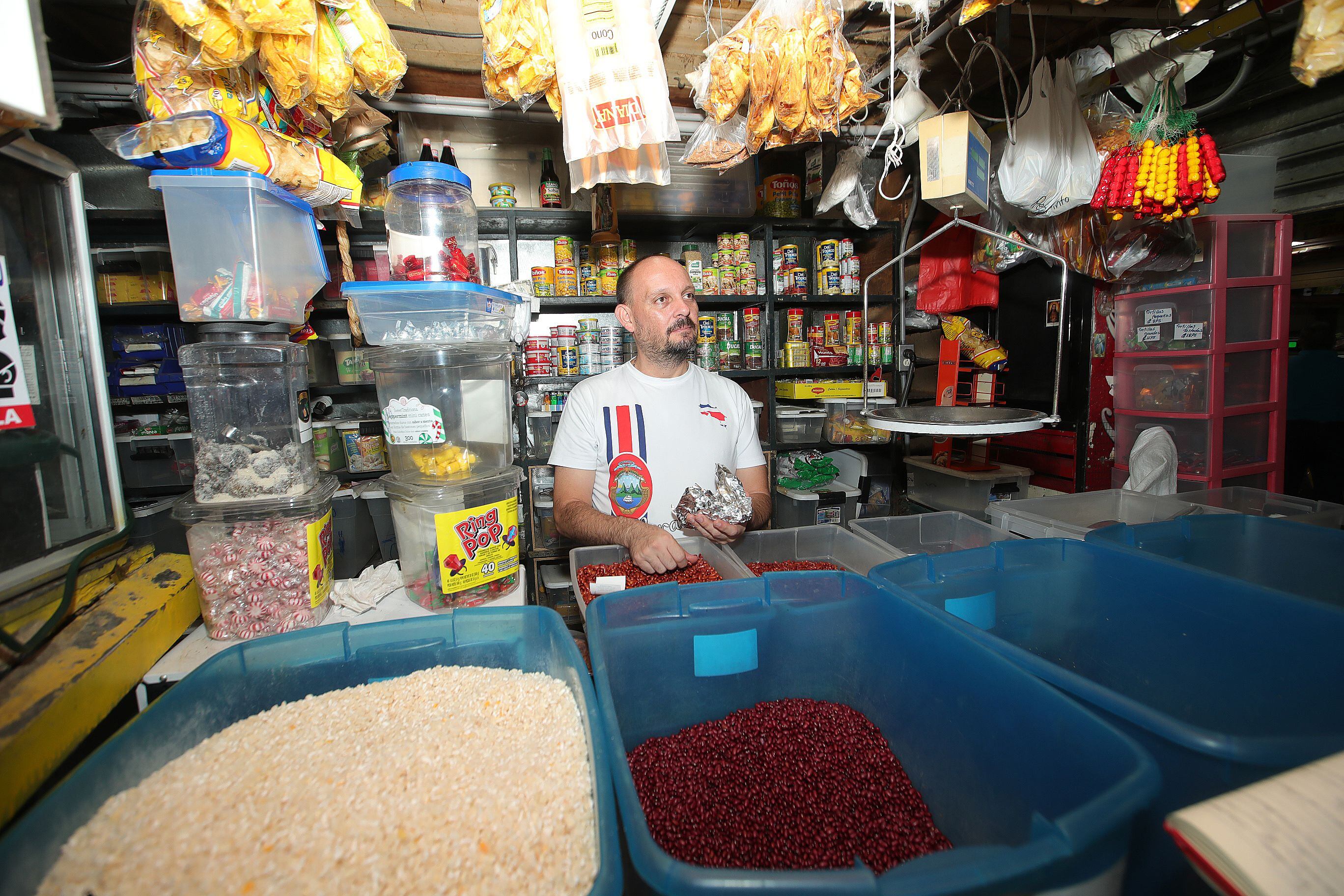Reinaldo Campos tiene 28 años de trabajar en este tramo en el Mercado de Heredia. Es uno de los fieles consumidores de ravioles. 