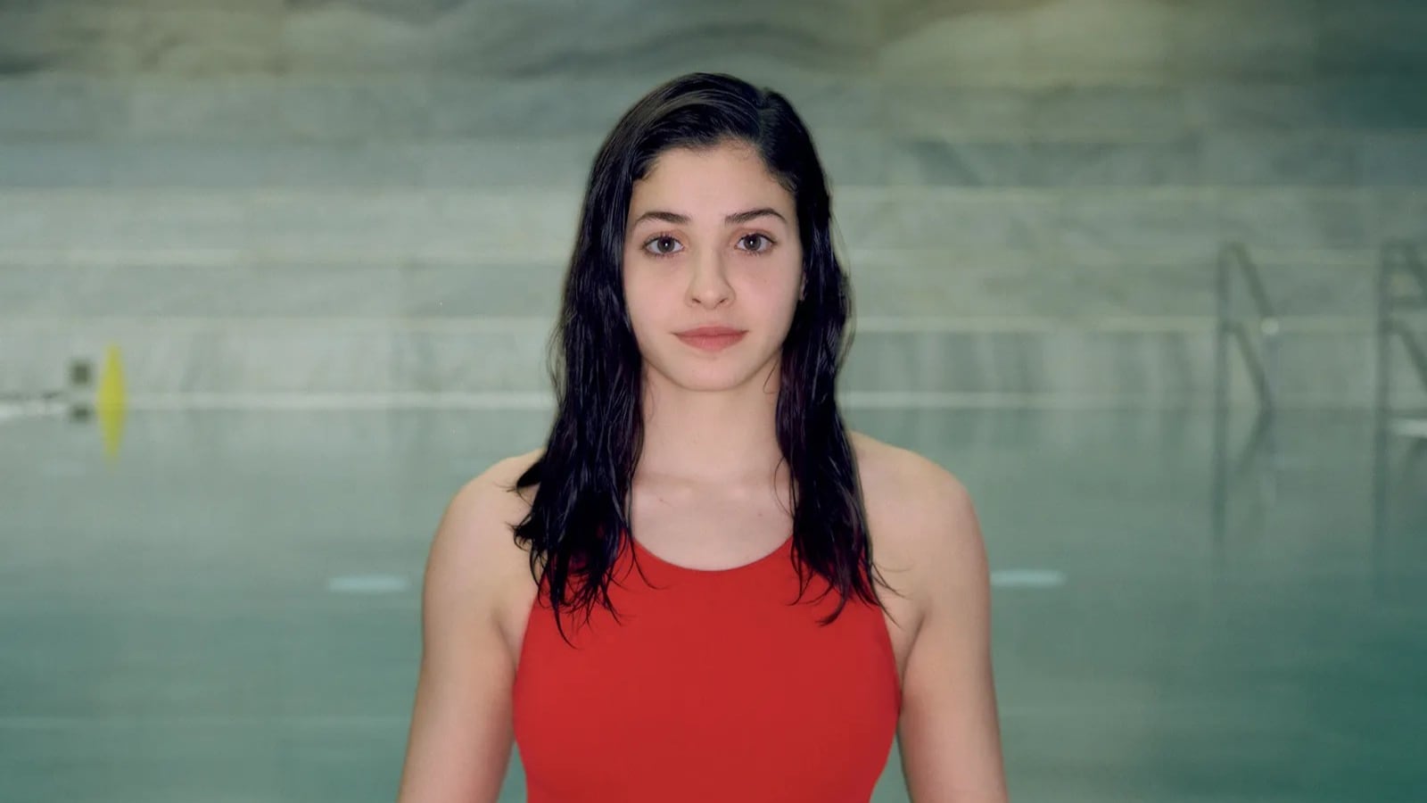 Yusra Mardini, quien continuó con su carrera en la natación y participó en los Juegos Olímpicos de Río 2016, destaca como un símbolo de perseverancia y esperanza en medio de la adversidad.