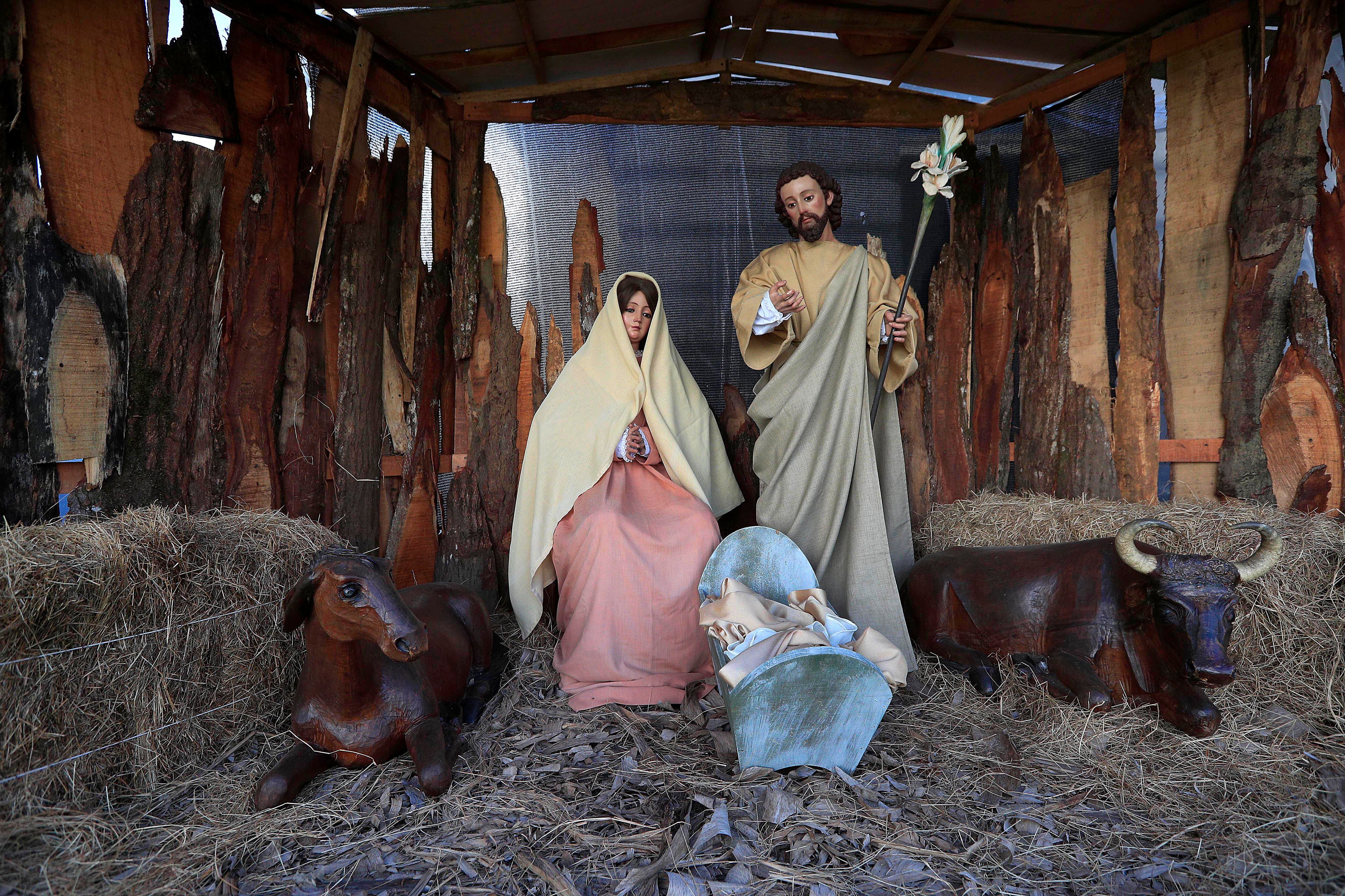 El portal tradicional incluye a María y a José esperando el nacimiento del Niño Jesús en un pesebre. 