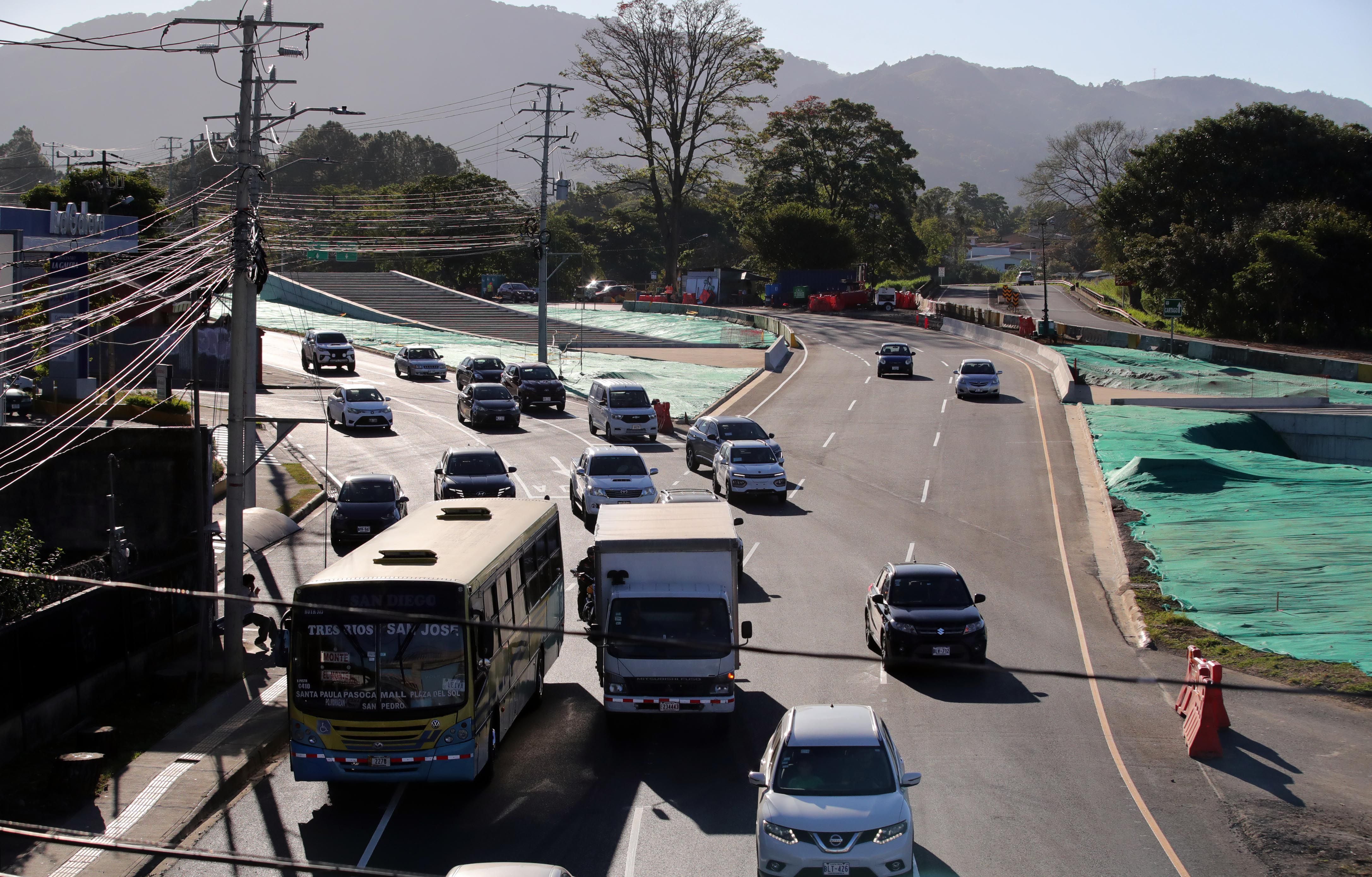 La Auditoría advirtió de que la parada de buses ubicada después de la gasolinera La Galera puede ocasionar colisionas ya que obliga a los vehículos a maniobrar cuando los autobuses se detienen en ese punto. 