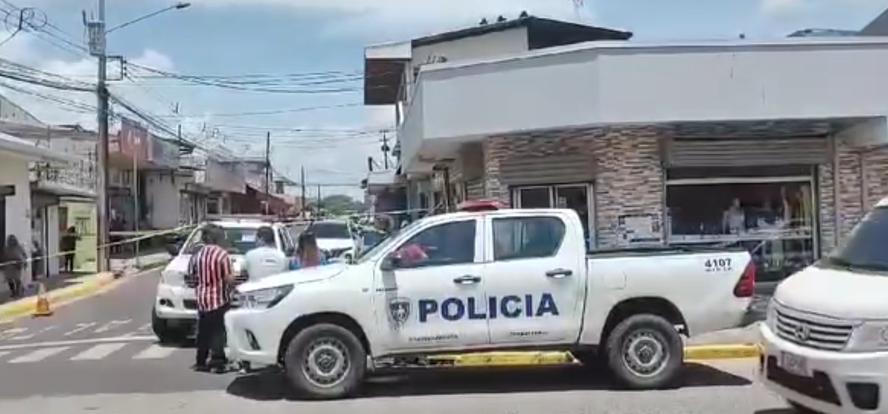 La Fuerza Pública estableció un perímetro de seguridad en los alrededores de la joyería que fue asaltada este lunes en Liberia, Guanacaste.