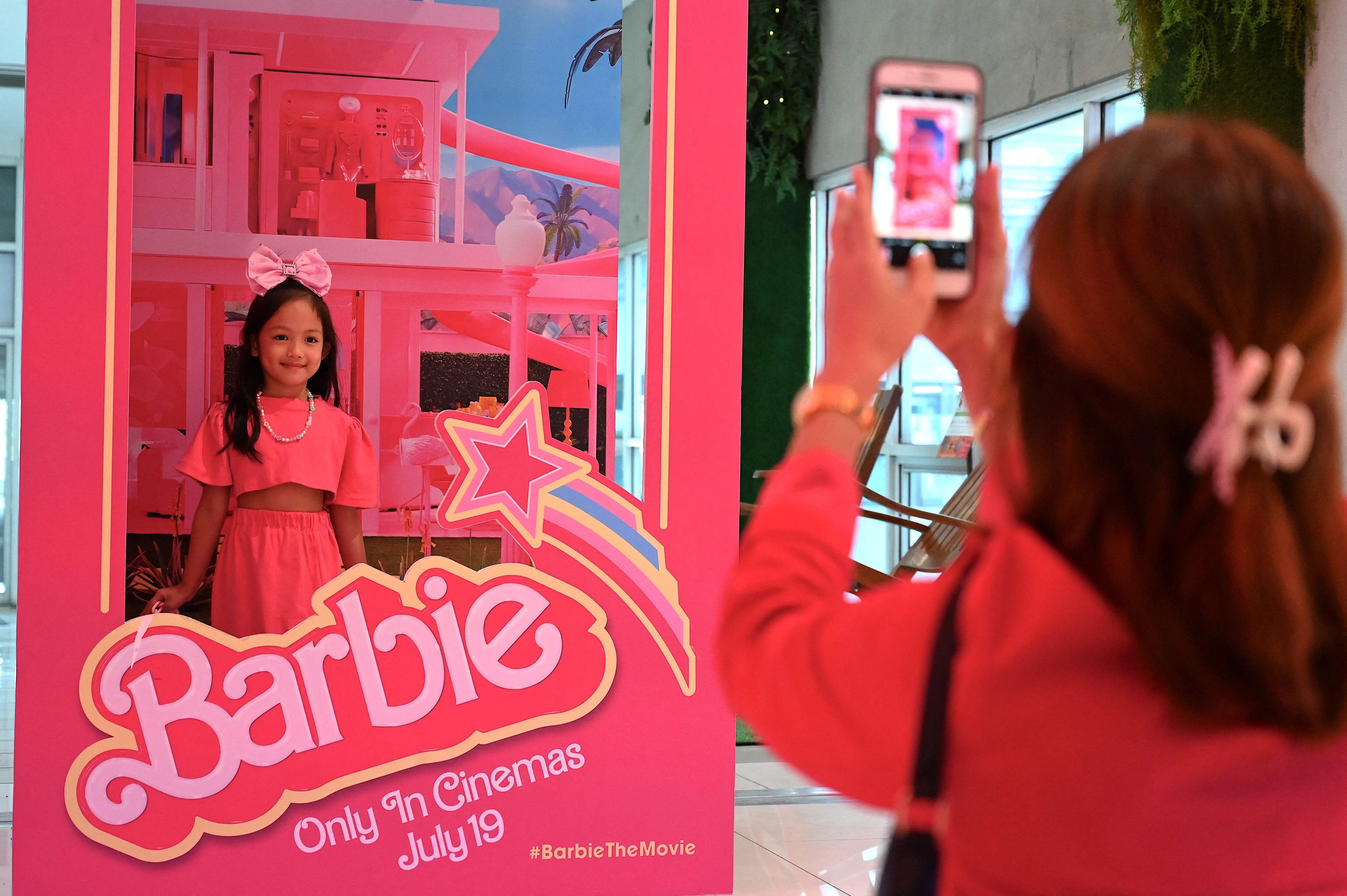 El lanzamiento de la película 'Barbie' generó revuelo en todo el mundo. En la imagen, una niña posa dentro de una caja de muñecas de tamaño real alusiva a la película 'Barbie', en el SM North Edsa en Quezon City, Filipinas. Fotografía: