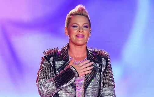Pink, de 44 años, es una cantante pop estadounidense. Sus sencillos más populares incluyen 'Just Give Me a Reason' y 'Raise Your Glass'.