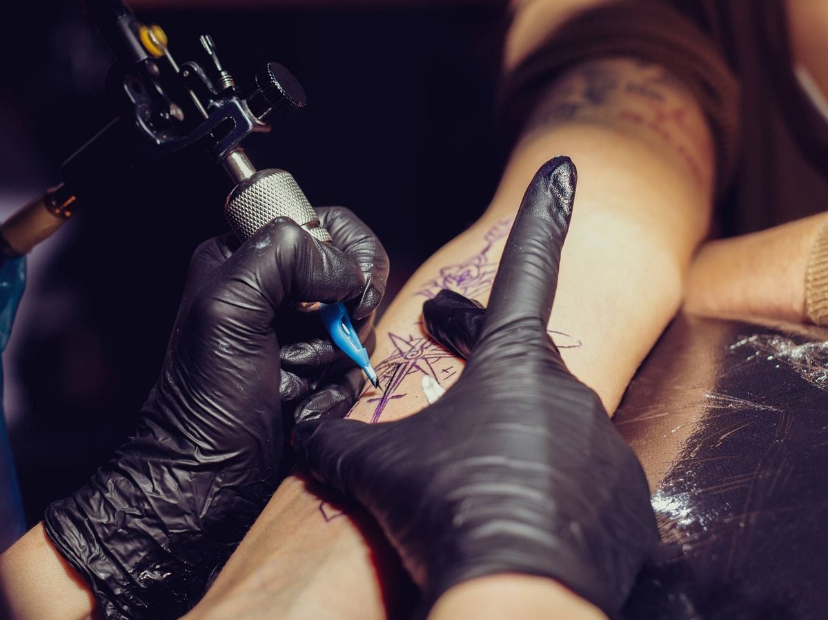 La Sala IV ha permitido que patronos exijan a sus trabajadores cubrir sus tatuajes cuando la norma se aplique de forma general a todos los funcionarios sin distinción. Foto: 