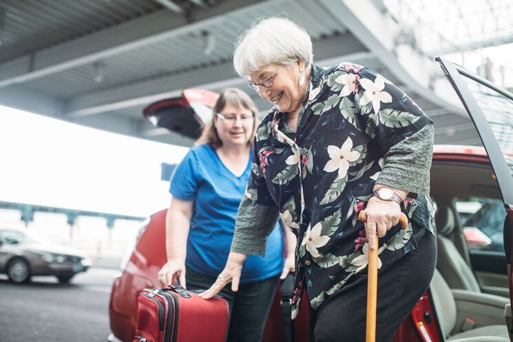 Un viaje planificado y un seguro médico se vuelven indispensables al viajar con adultos mayores. 