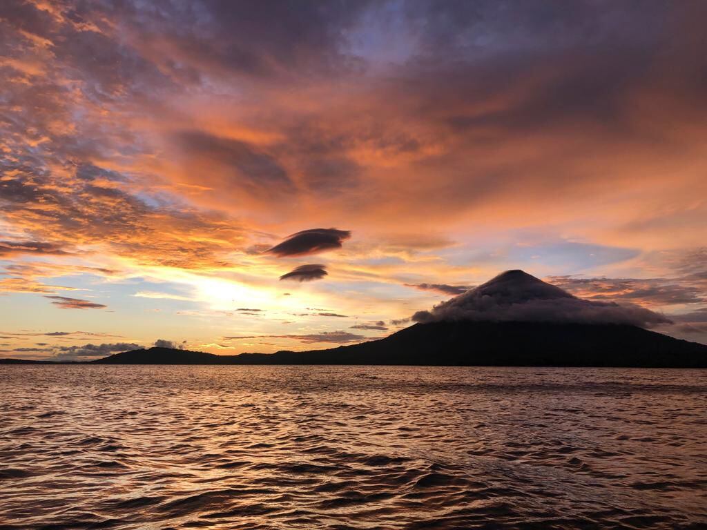 La épica caída del sol en la famosa isla Ometepe, justo al lado de su emblemático volcán. Foto: José Andrés Céspedes.