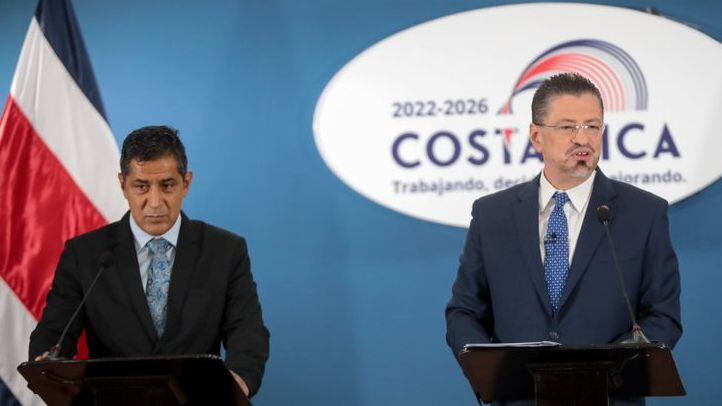 En la imagen, a la izquierda, el ministro de Hacienda, Nogui Acosta, junto con el presidente de la República, Rodrigo Chaves, durante una conferencia de prensa. Foro: Presidencia.