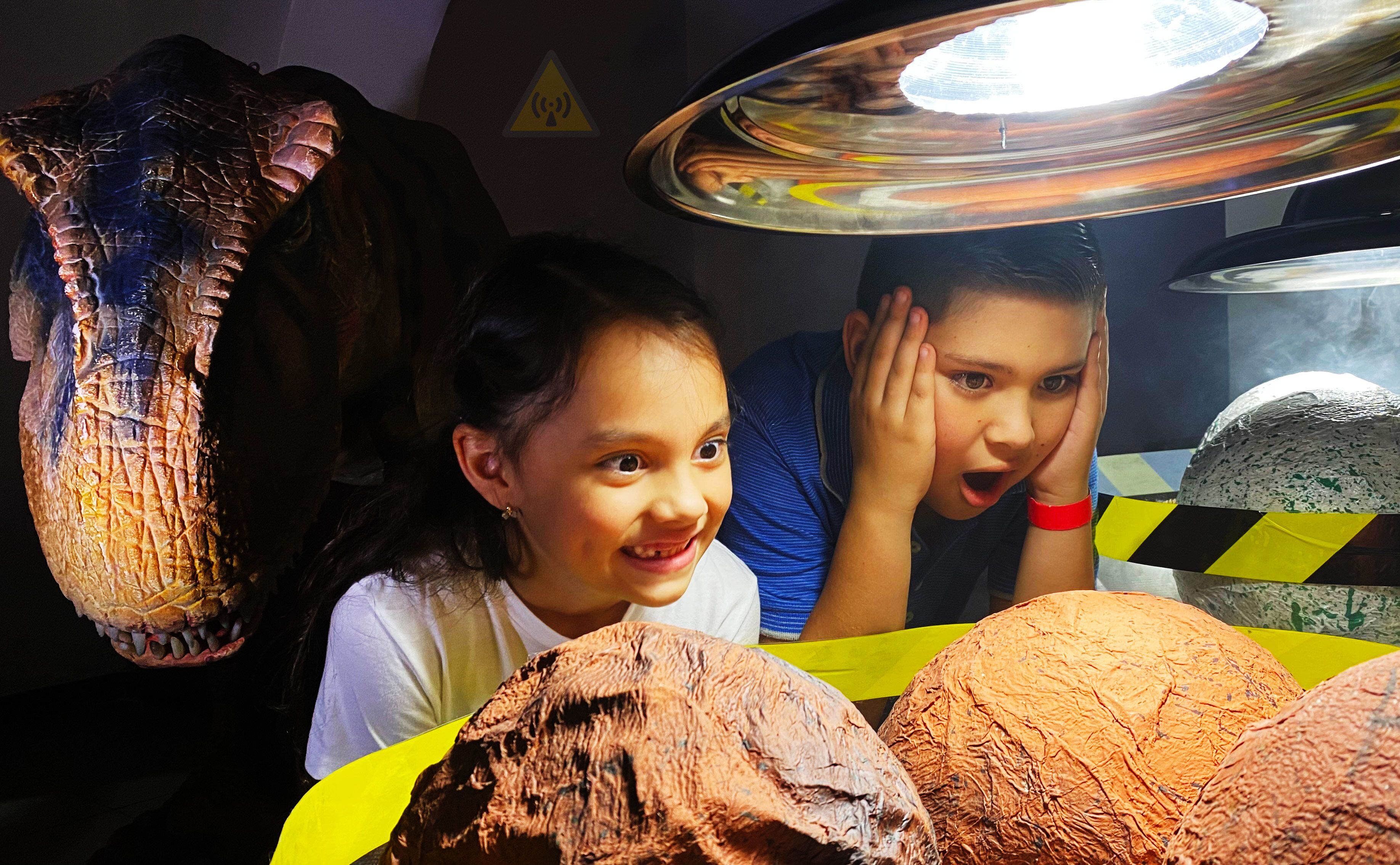 Los niños y sus padres podrán interactuar con los dinosaurios de la nueva exposición del Museo de los Niños.