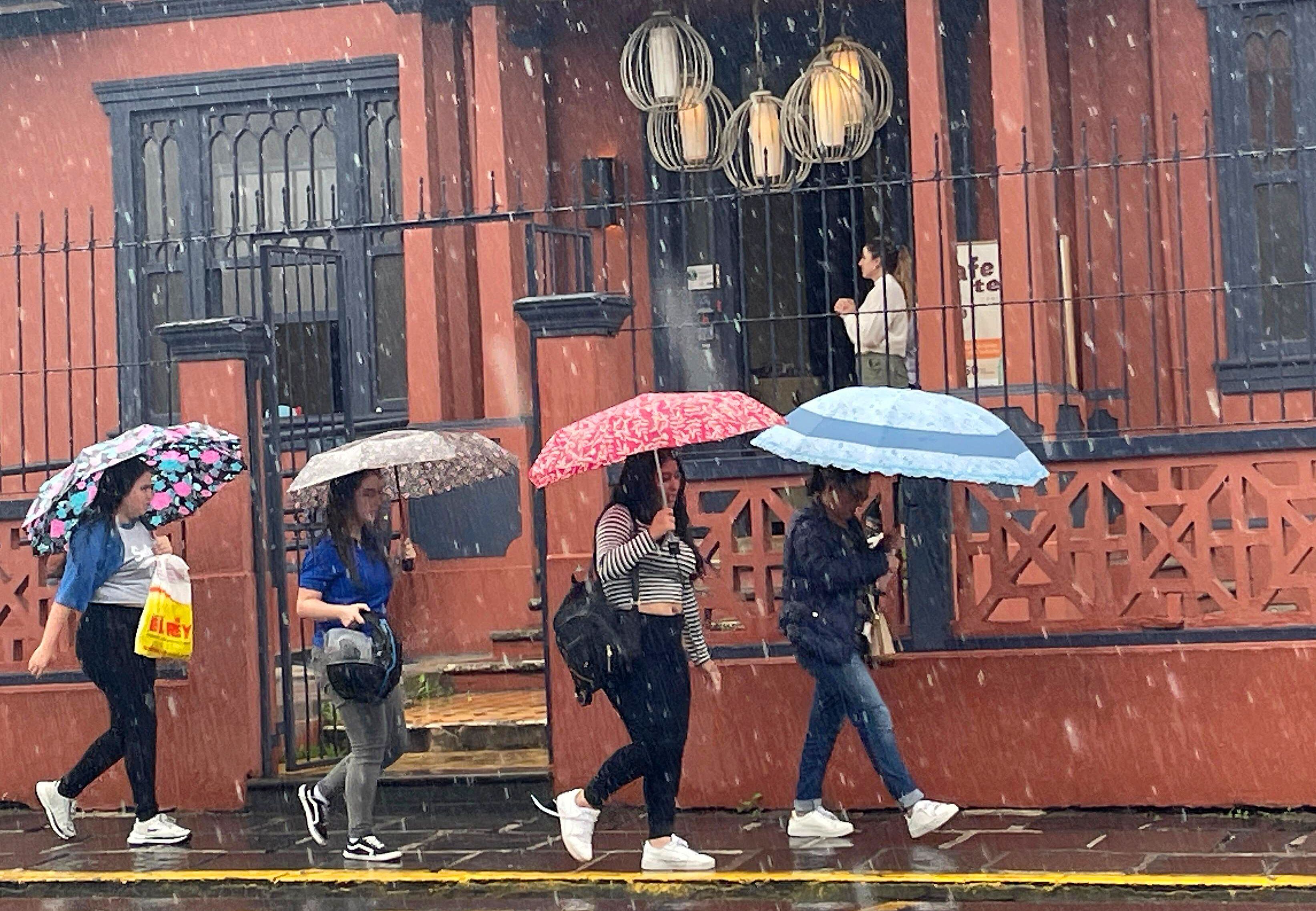 El pronóstico del tiempo para el martes 18 de junio indica lluvias dispersas y bancos de neblina en Costa Rica, con temperaturas variadas en diferentes regiones.