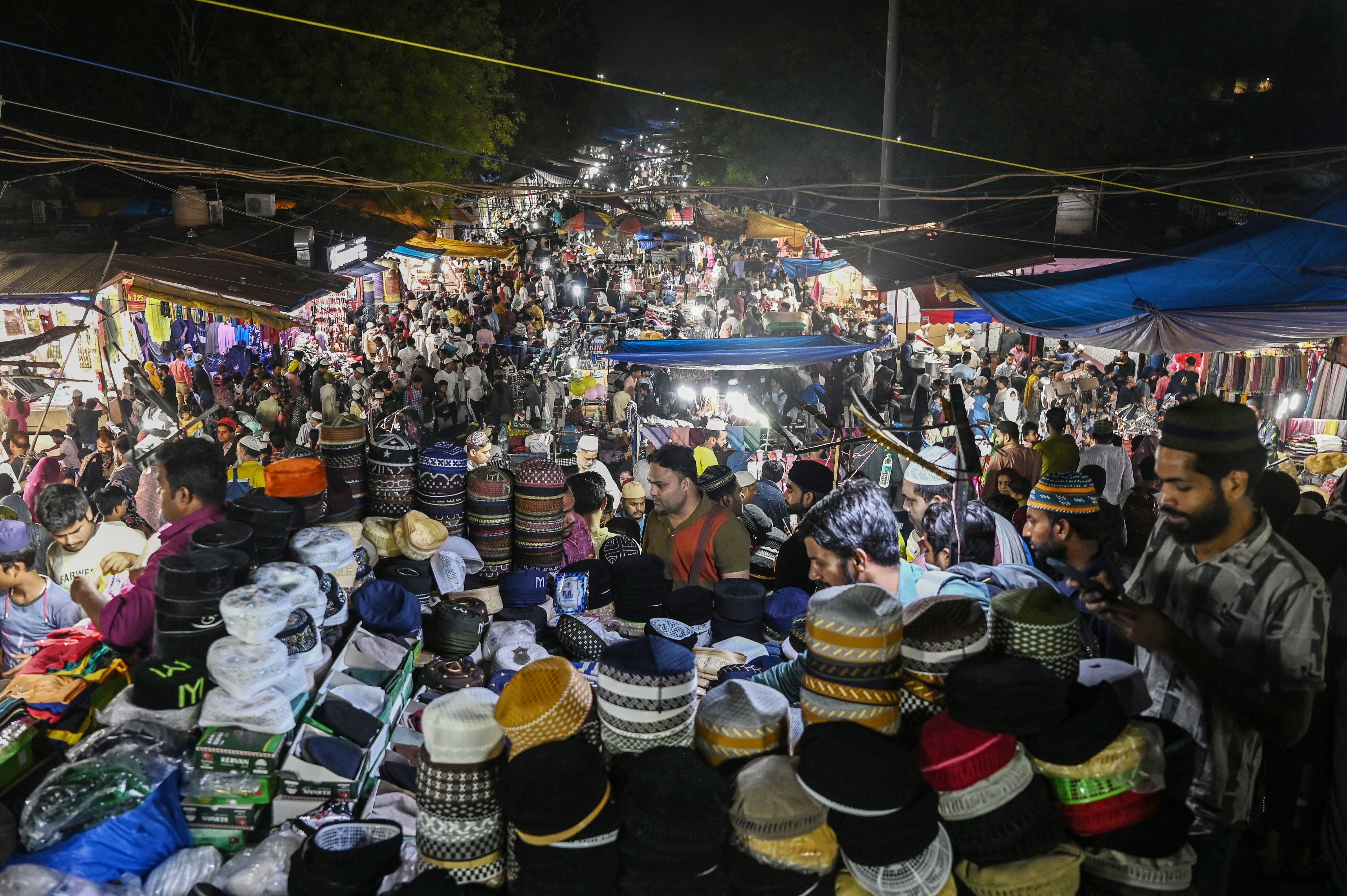 La gente abarrota un área de mercado fuera de Jama Masjid en los barrios antiguos de Nueva Delhi. India está lista para superar a China como el país más poblado del mundo a fines de junio, según mostraron las estimaciones de la ONU.