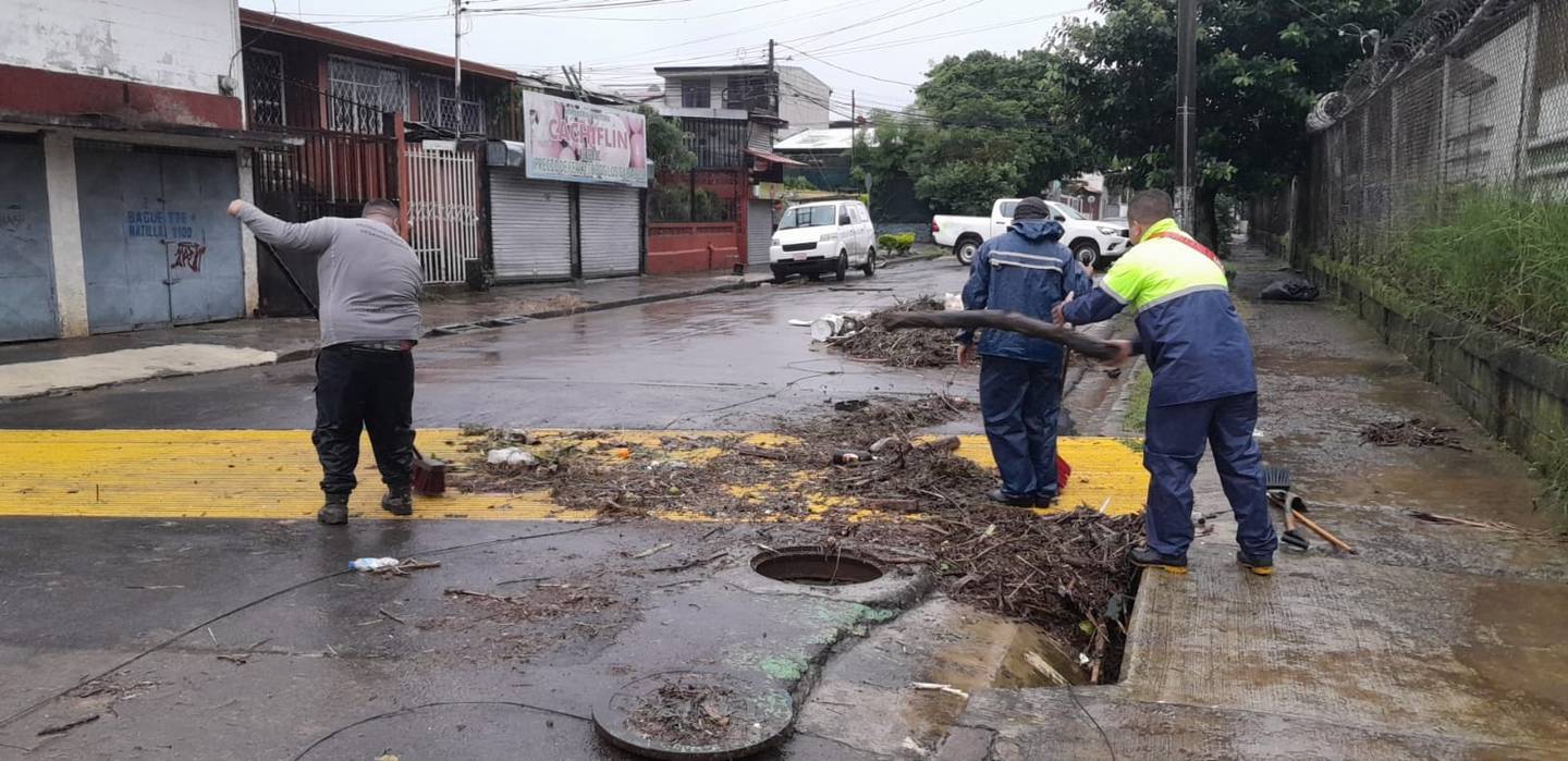 Cuadrillas municipales tuvieron que multiplicarse el martes para atenuar las inundaciones en Gravilias y otros sectores. Foto: Cortesía Municipalidad de Desamparados.