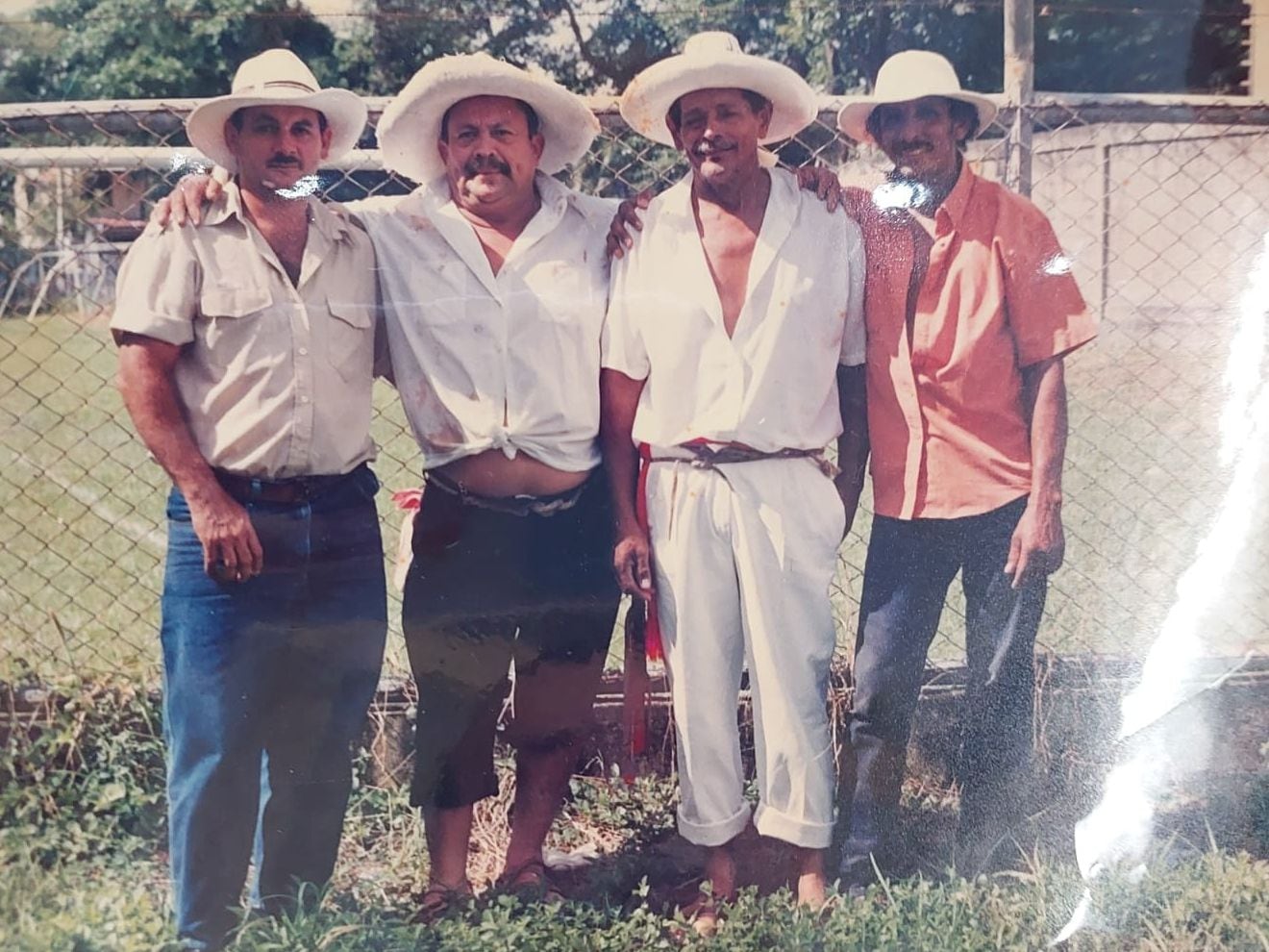 Los boyeros y sabaneros guanacastecos usan sombrero de ala ancha. En esta foto sale Güicho Pizarro con sus amigos. Fotografía: Cortesía