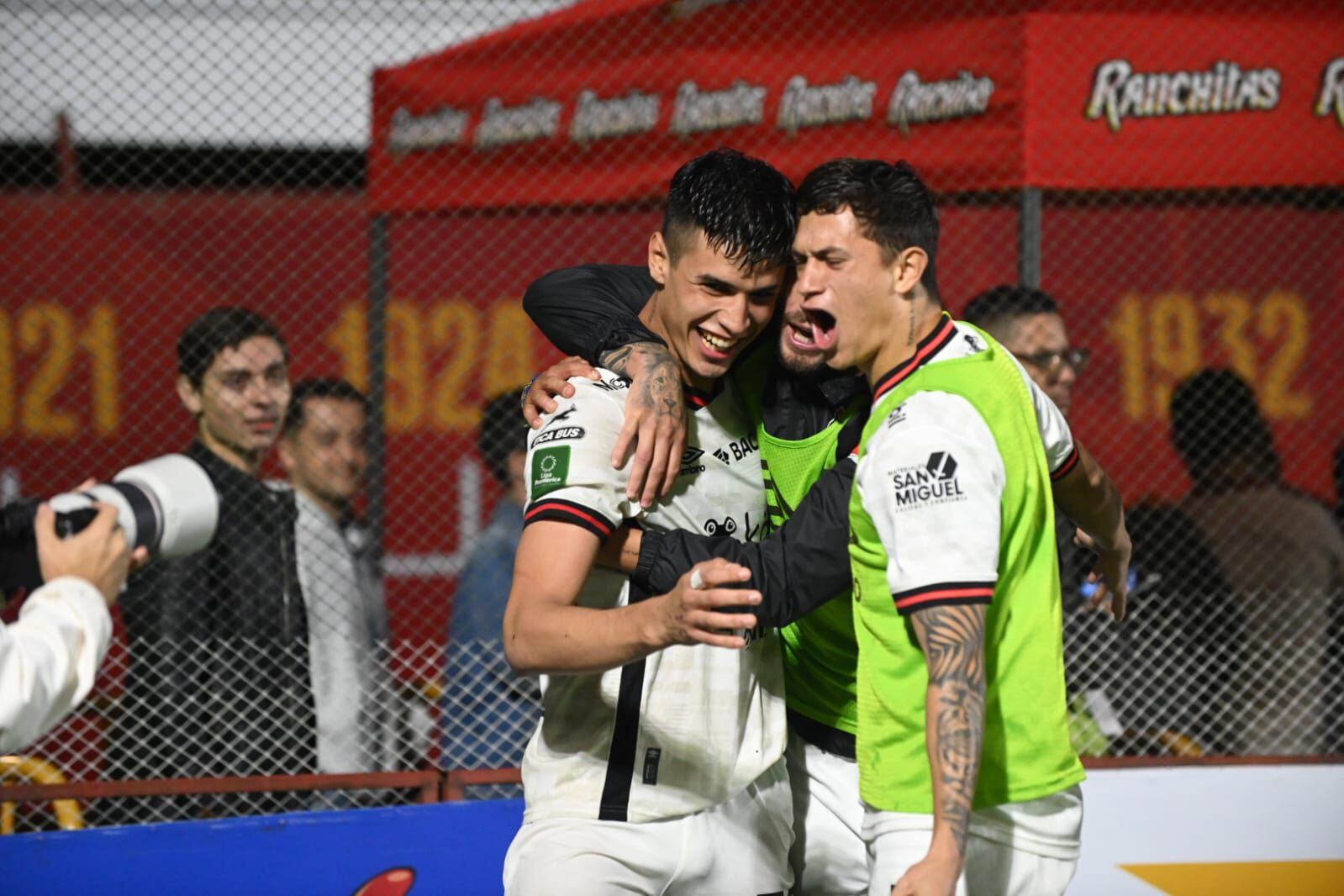 Anthony Hernández y Jonathan Moya llegaron de inmediato para festejar con Fernando Lesme el pase de Liga Deportiva Alajuelense a la final. Foto: Albert Marín