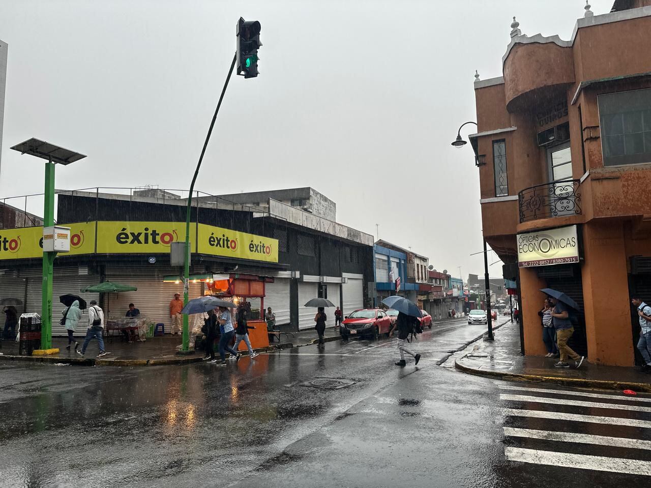 Poco antes de las 8 a. m. las precipitaciones comenzaron en la capital. Transeúntes de la avenida 5, tuvieron que usar sombrillas y paraguas desde temprano. Foto: Rafael Pacheco.