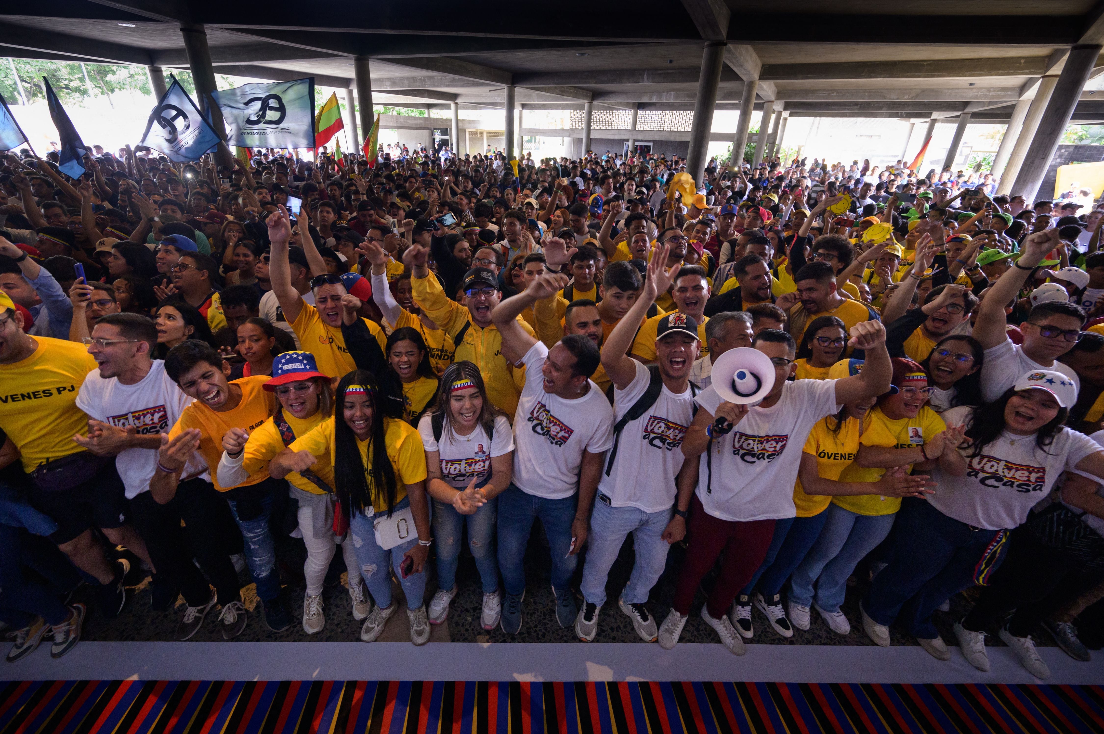 Estudiantes gritan consignas en apoyo del candidato presidencial venezolano Edmundo González y de la líder de la oposición venezolana María Corina Machado durante un mitin de campaña en la Universidad Central de Venezuela.