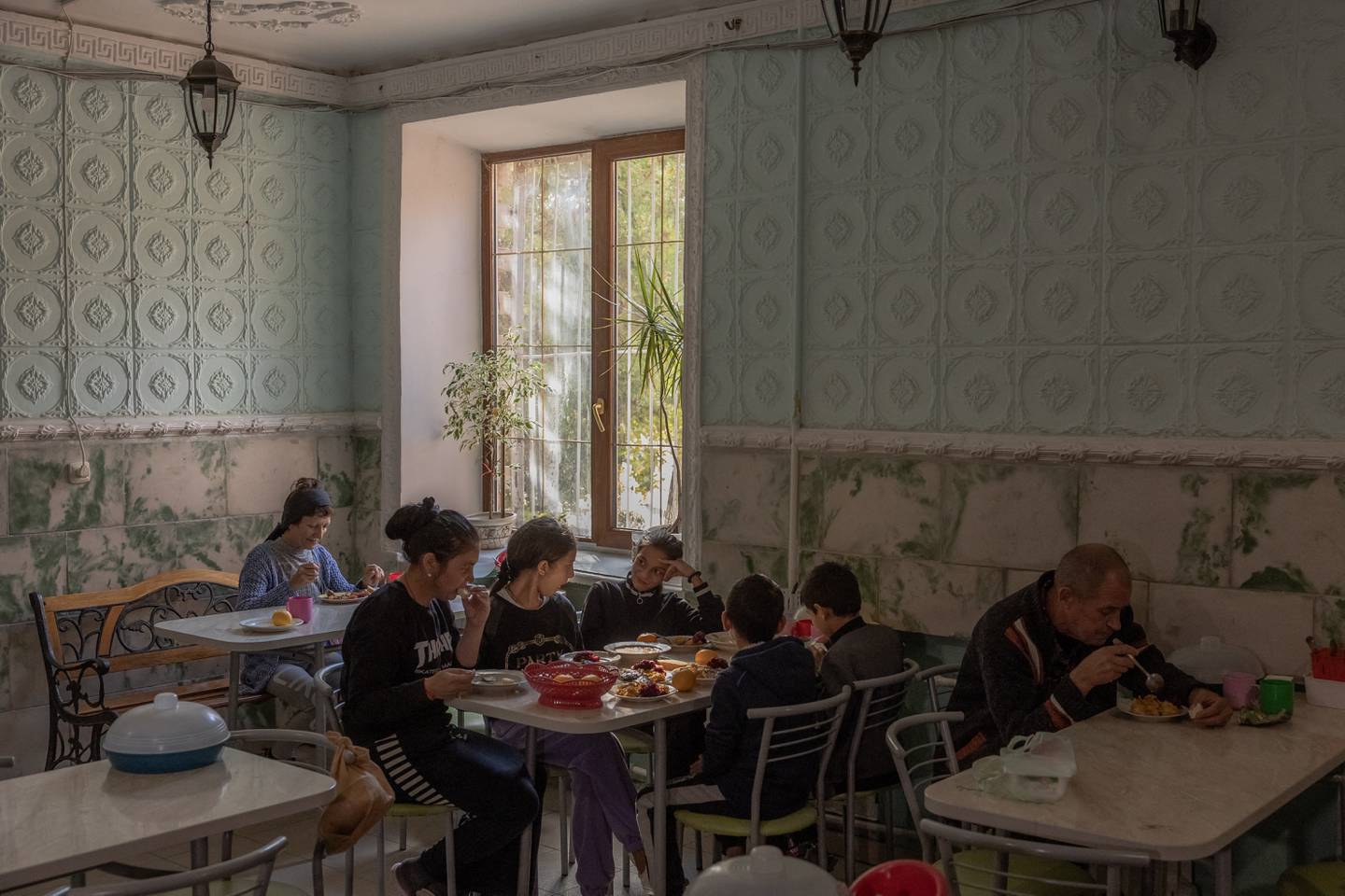 Los niños que fueron evacuados de la región de Kherson comen con otros en una cantina de un centro de recepción de refugiados en la ciudad sureña de Mykolaiv.