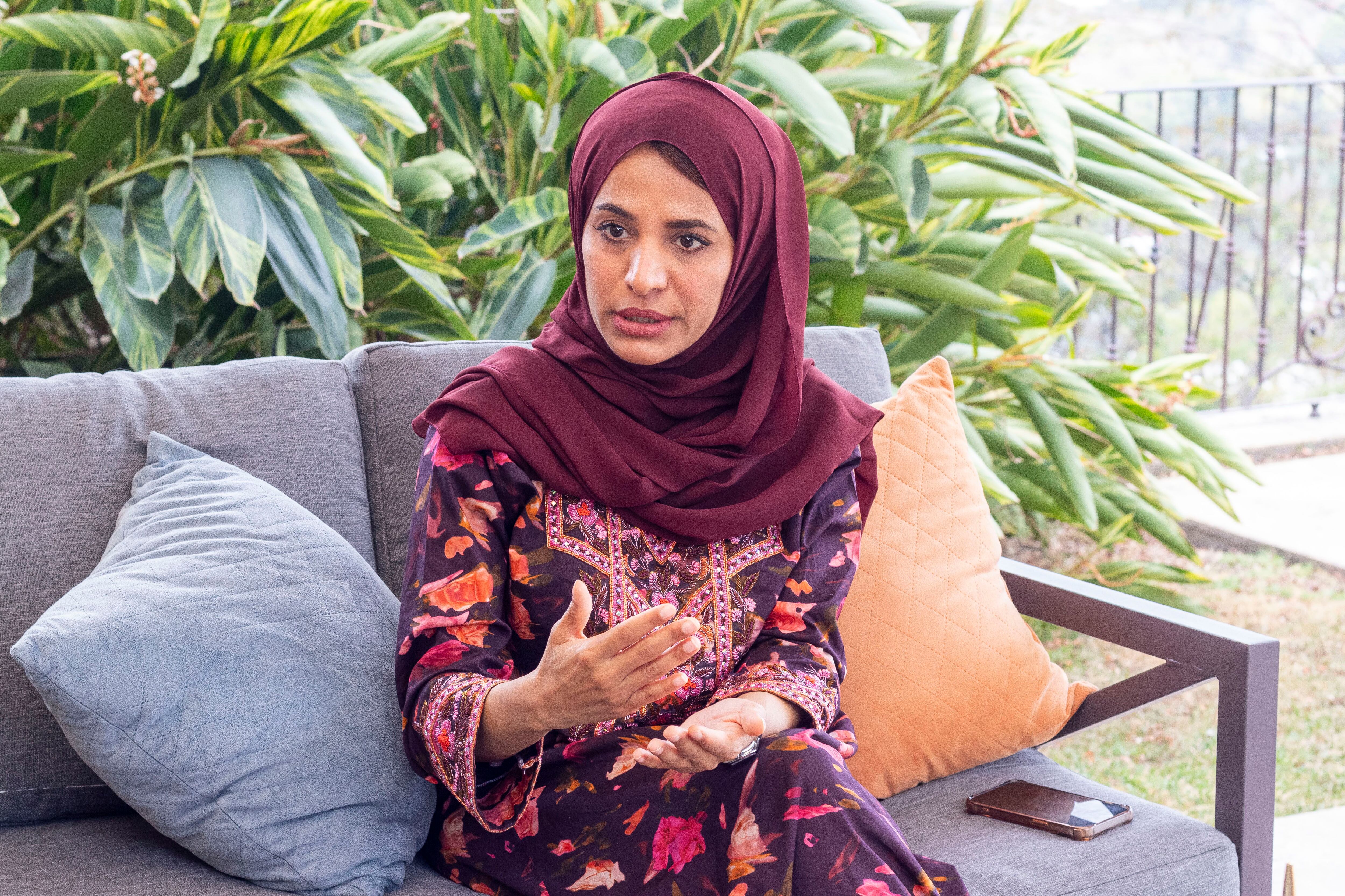 La embajadora de Emiratos Árabes Unidos en Costa Rica, Rawda Al Otaiba, asegura que aún existen muchas ideas erróneas sobre los derechos de las mujeres en su país. Fotografía: 