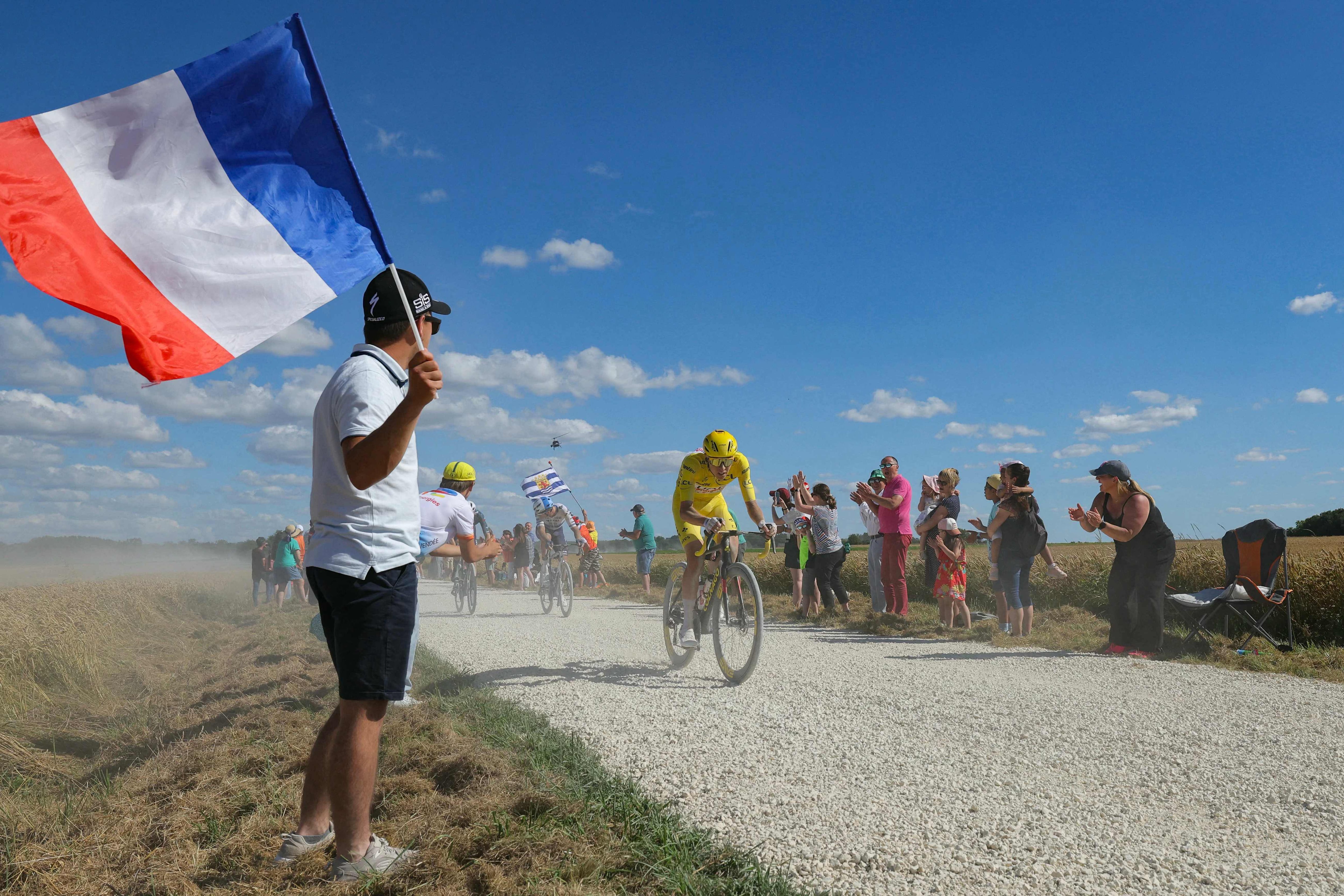 Tadej Pogacar sigue como líder del Tour de Francia.