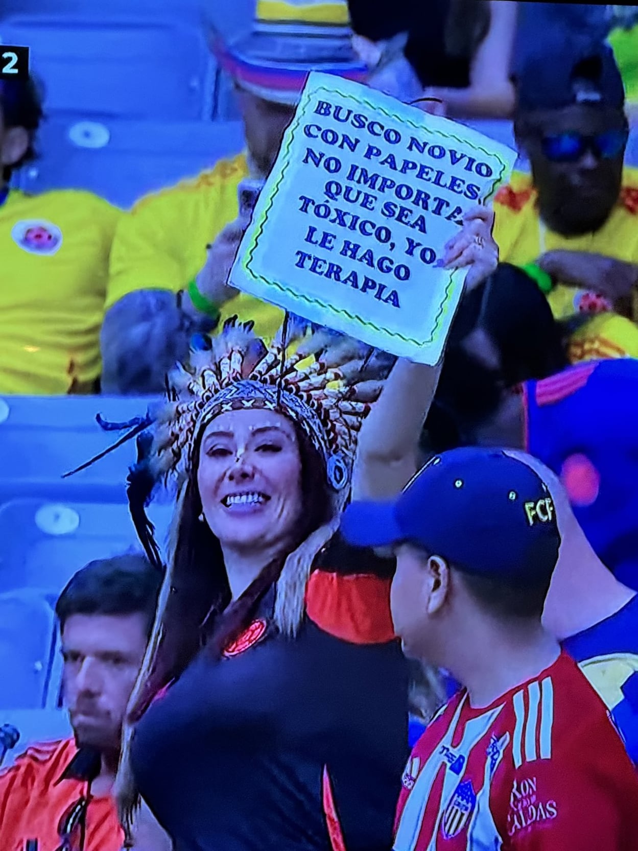 La mujer que captó la atención con su ingenioso cartel durante el partido entre Costa Rica y Colombia.